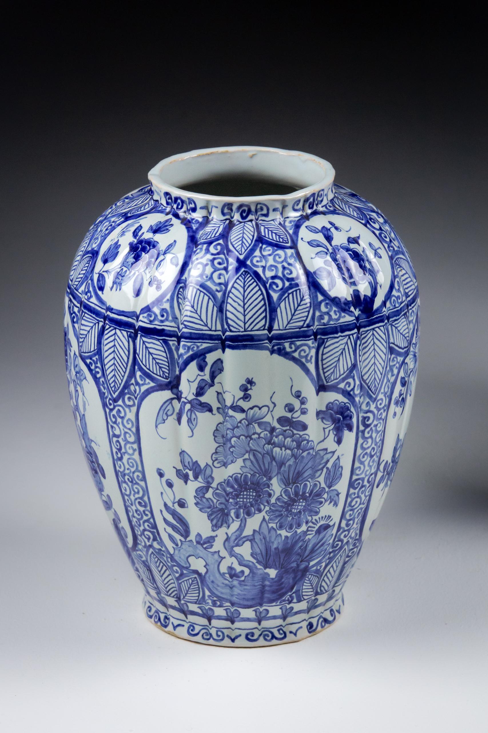 Paar bedeckte Delft Desvres Vasen aus dem frühen 20. im Angebot 3