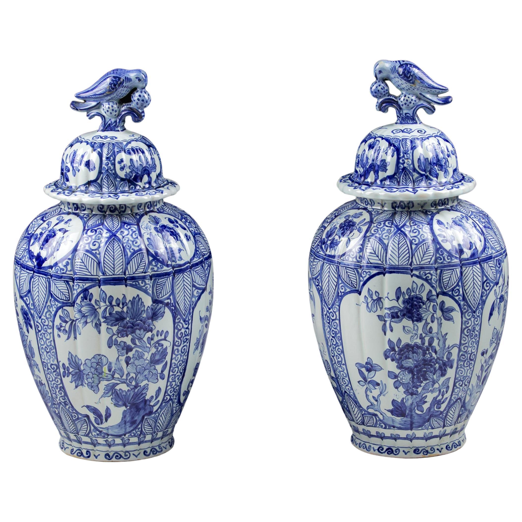 Paar bedeckte Delft Desvres Vasen aus dem frühen 20.