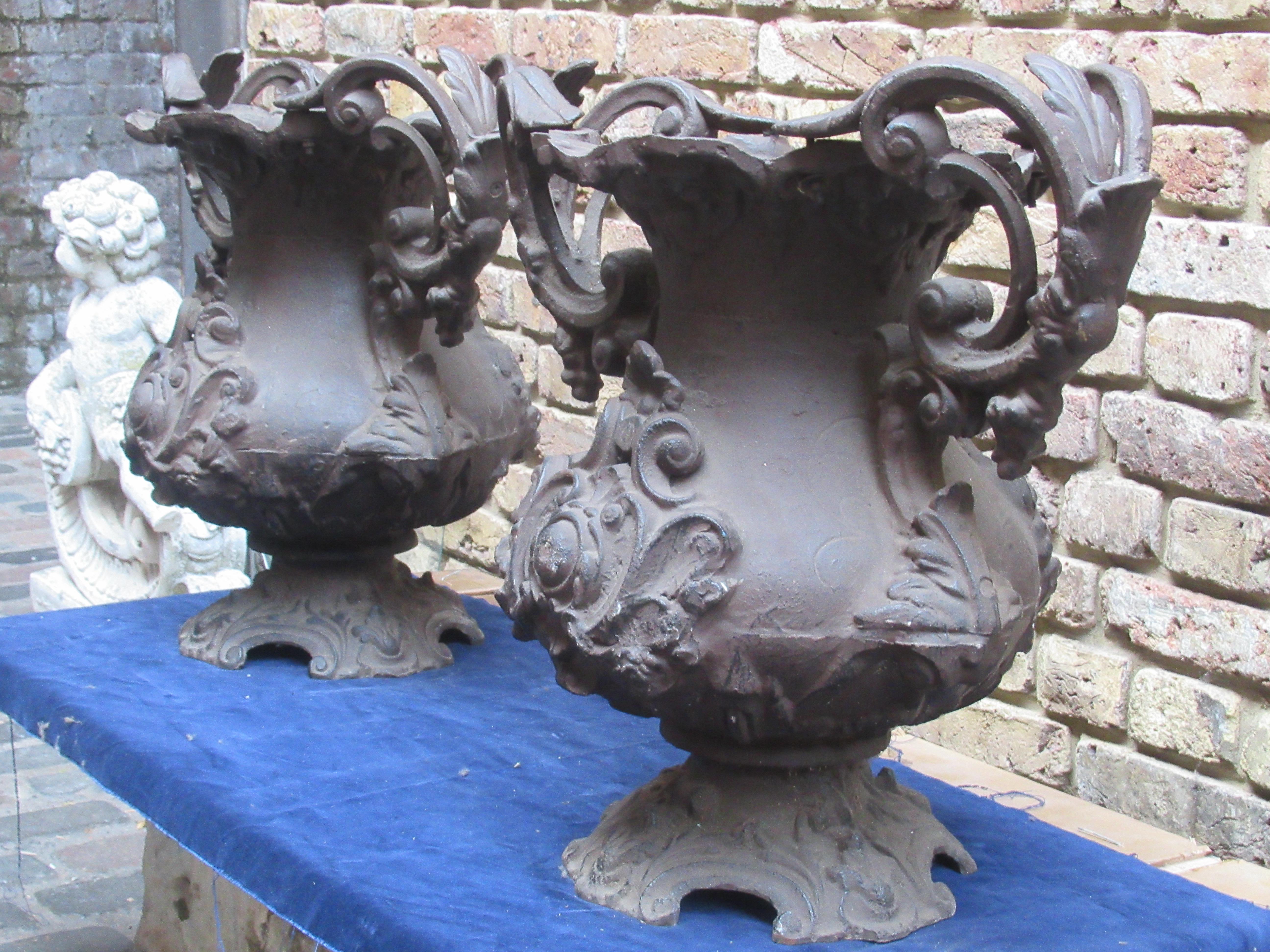 French Pair of Early 20th Century Decorative Cast Iron Urns For Sale