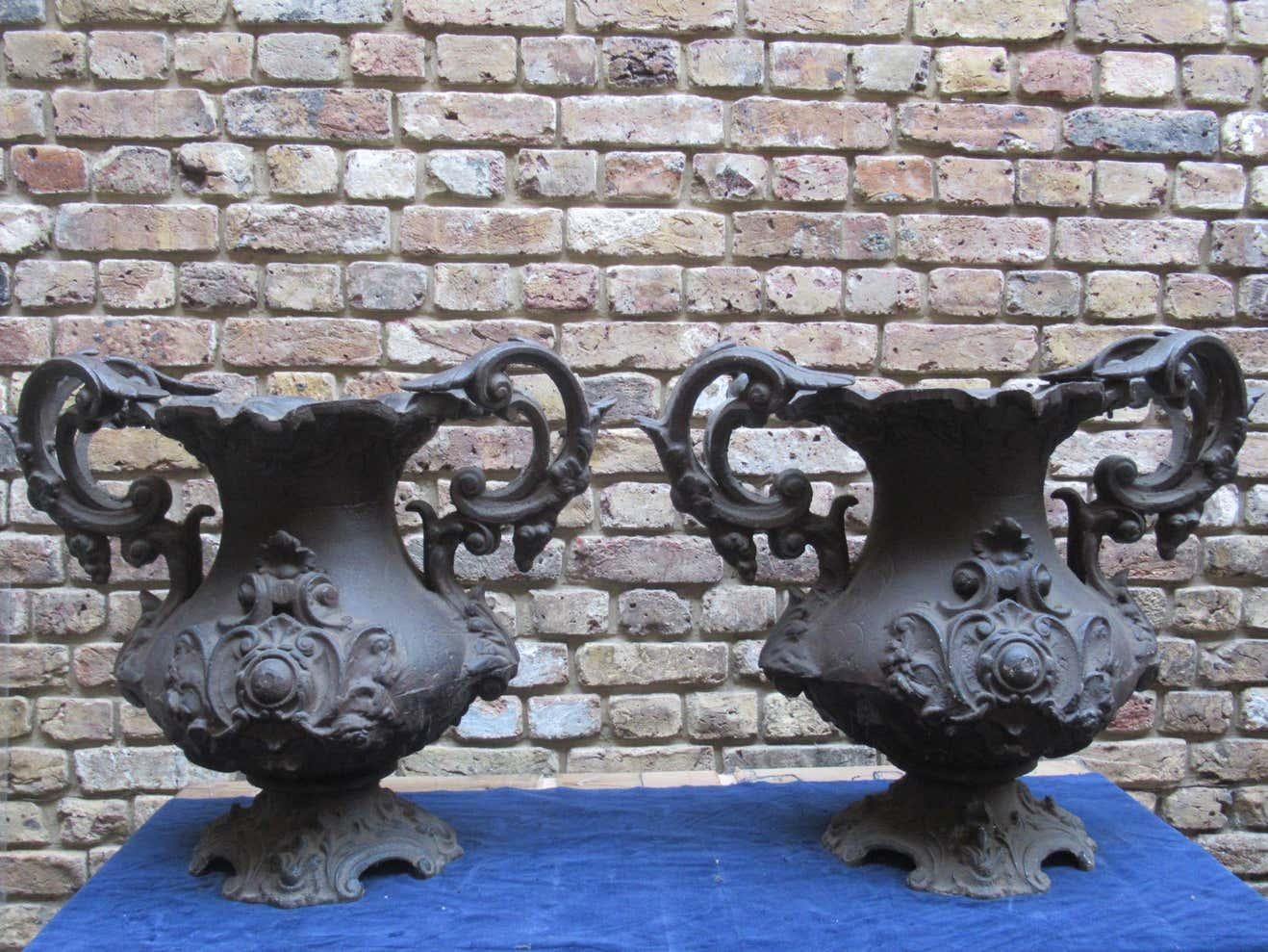 French Pair of Early 20th Century Decorative Cast Iron Urns For Sale