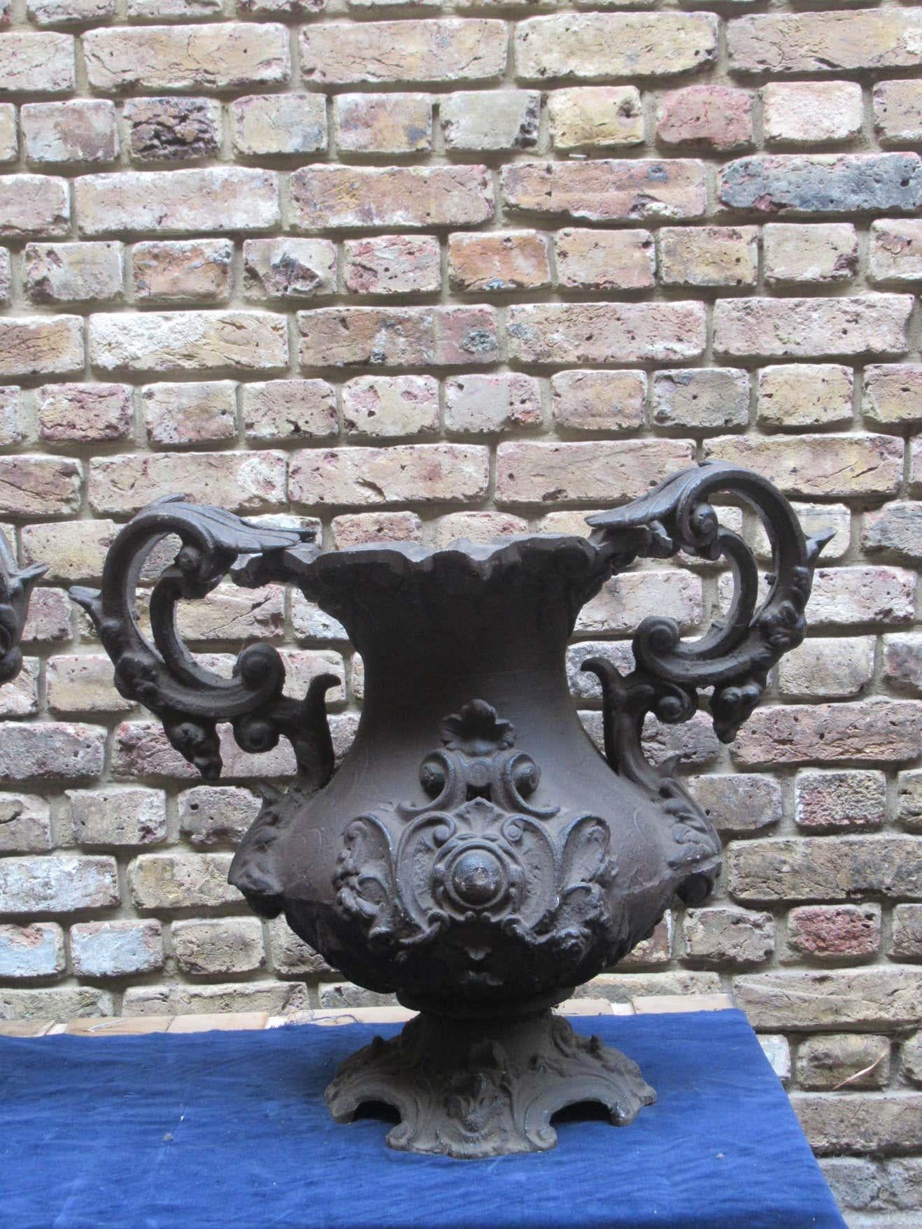 Pair of Early 20th Century Decorative Cast Iron Urns For Sale 1