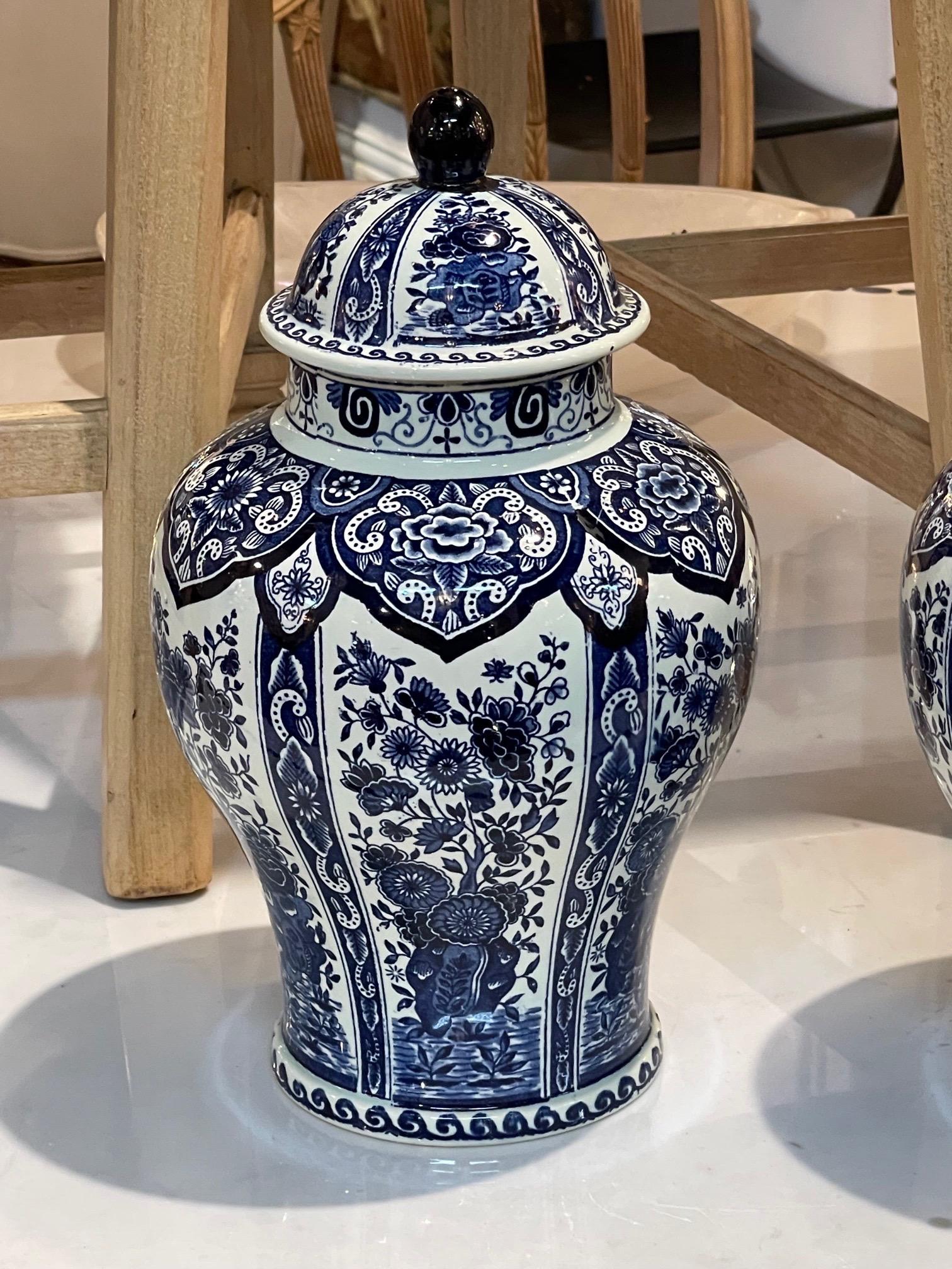 Pair of Early 20th Century Delft Blue Ginger Jars In Good Condition In Dallas, TX