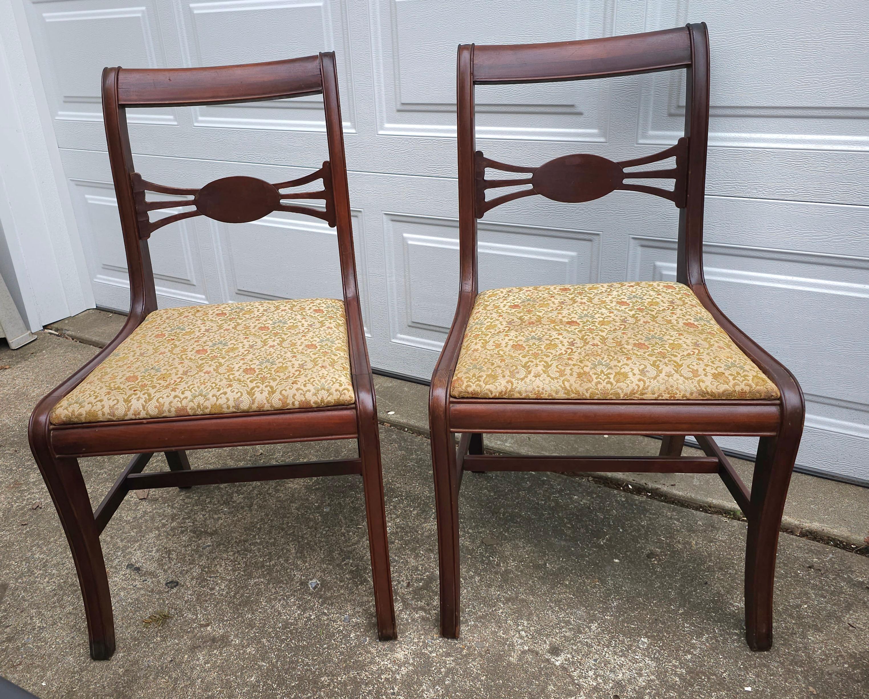 Paire de chaises d'appoint en acajou et tapissées de style Duncan Phyfe du début du 20e siècle
Dimensions : 19.5