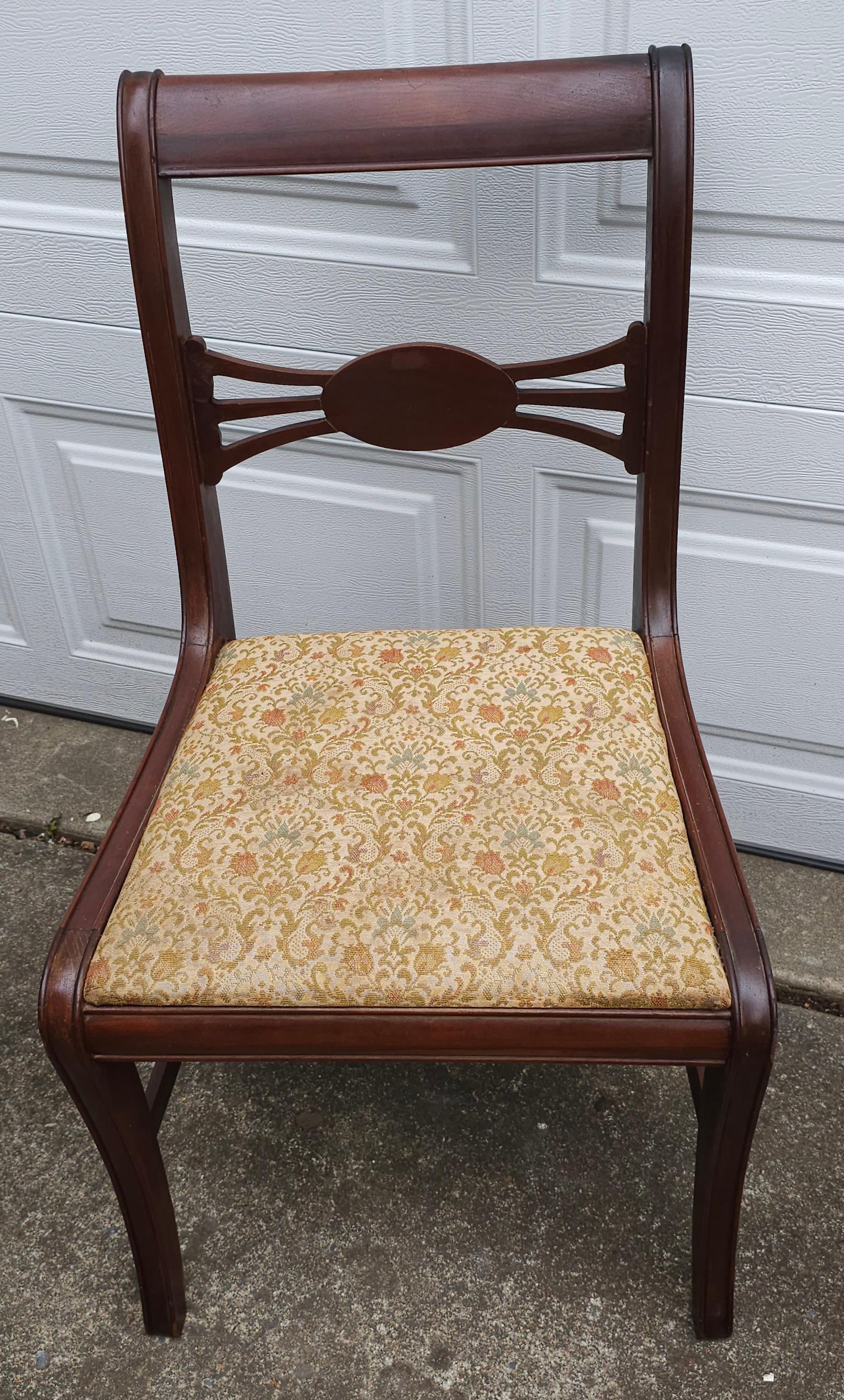 Tissu d'ameublement Paire de chaises d'appoint en acajou et tapissées de style Duncan Phyfe du début du 20e siècle en vente