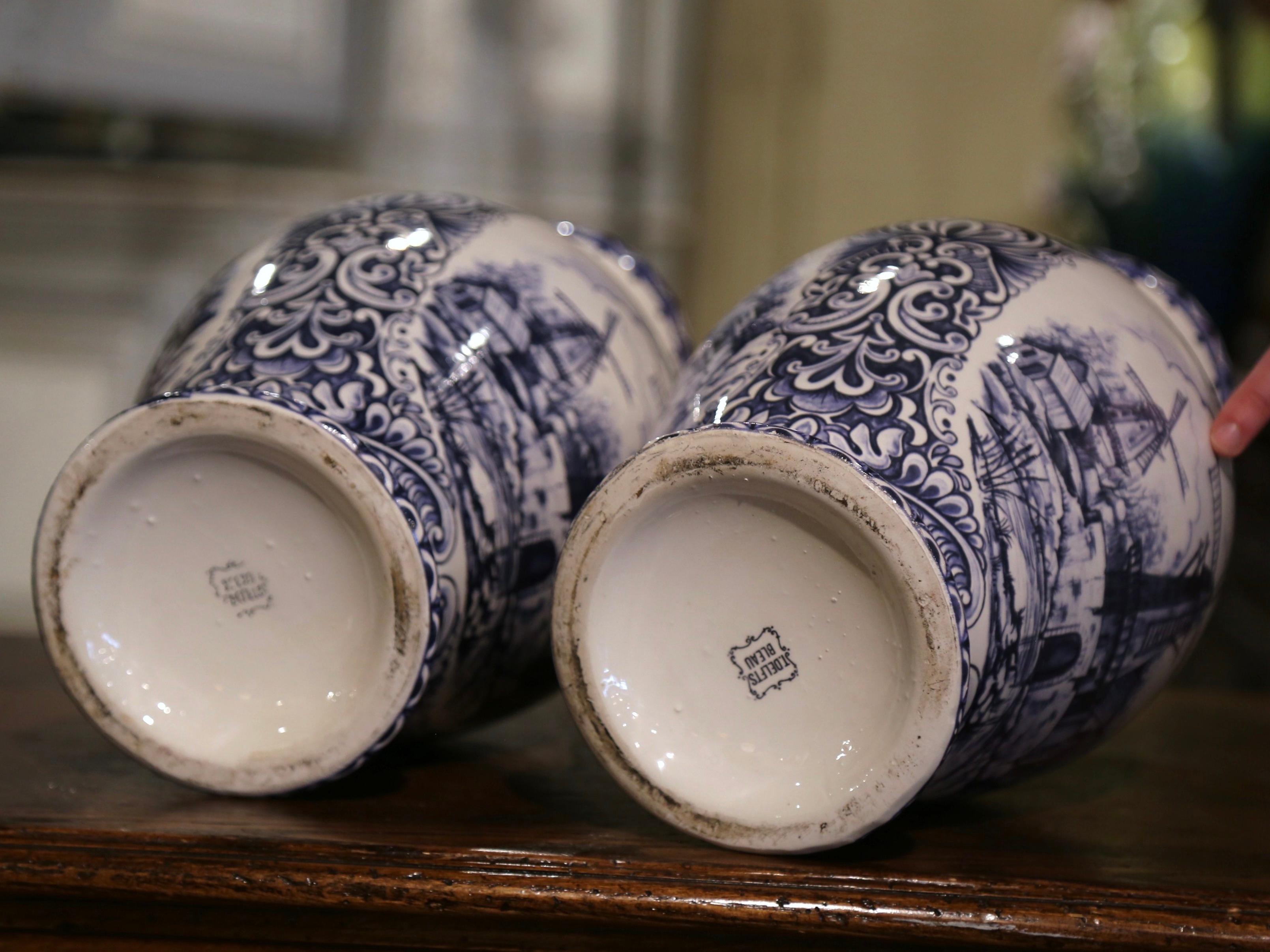 Paire de vases en faïence de Delft peints à la main en bleu et blanc, début du XXe siècle en vente 3