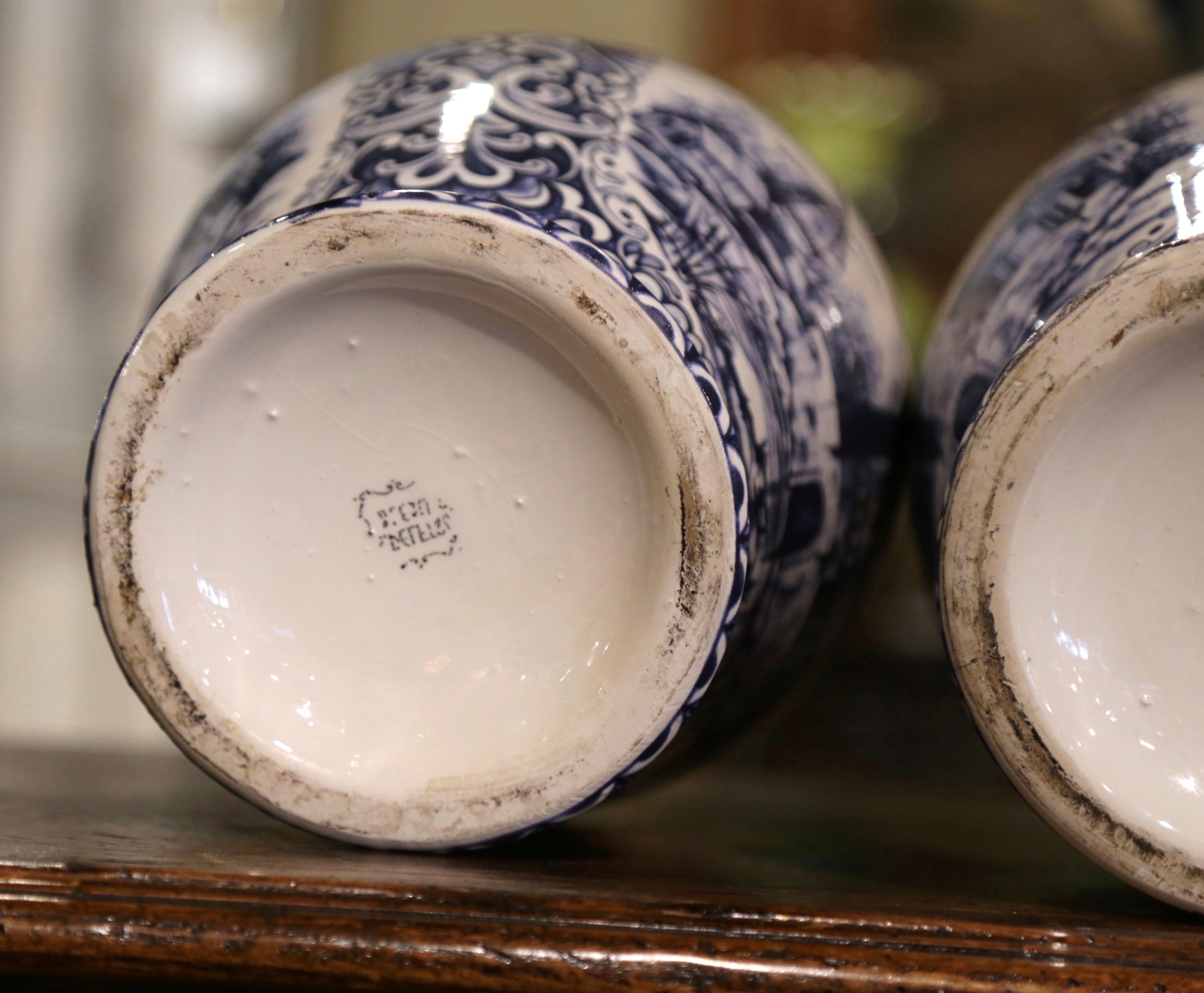 Paire de vases en faïence de Delft peints à la main en bleu et blanc, début du XXe siècle en vente 4