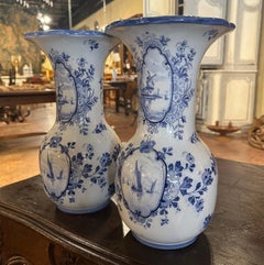 Pareja de jarrones holandeses de loza de Delft pintados a mano en azul y blanco de principios del siglo XX