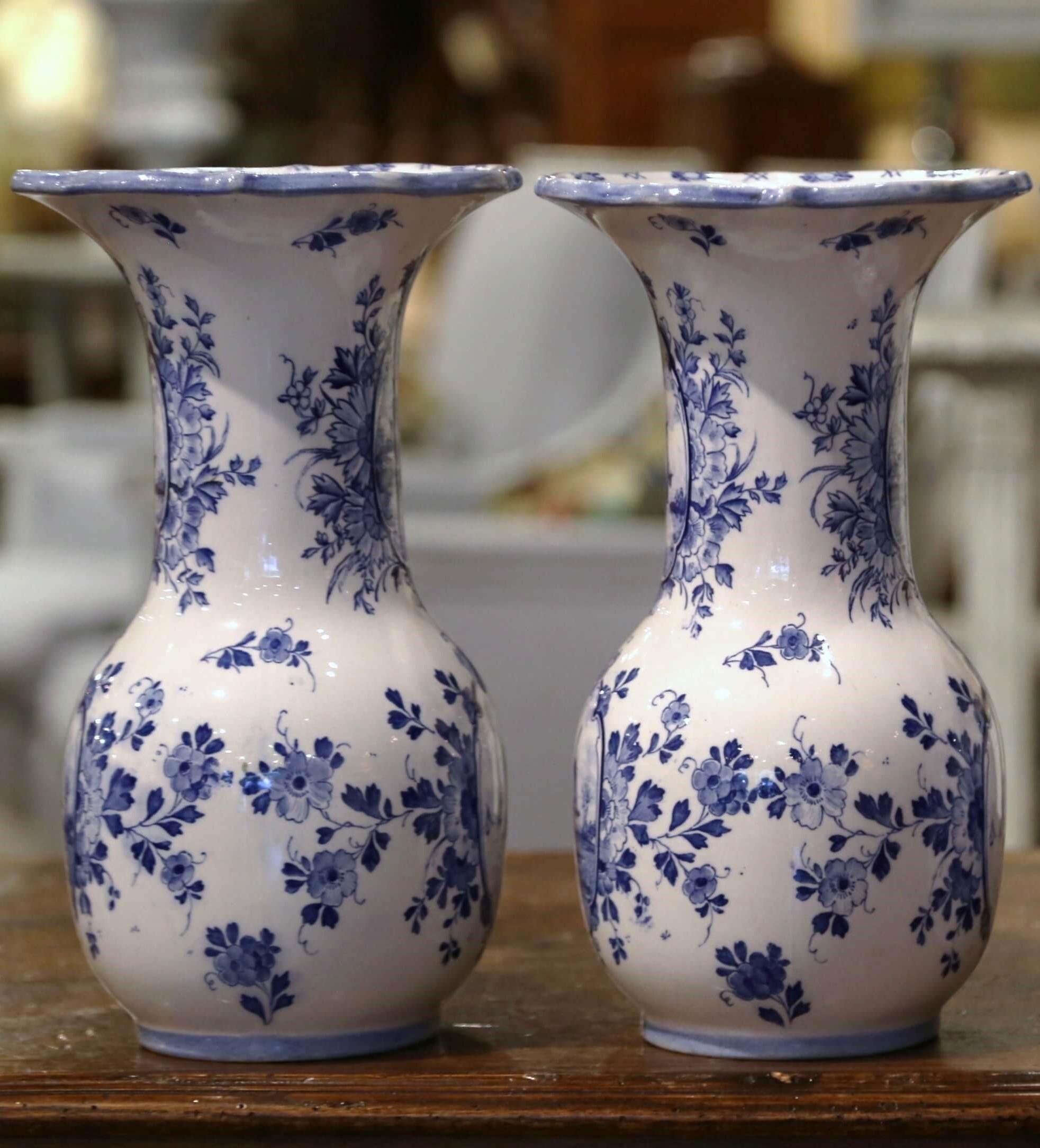 Hand-Crafted Pair of Early 20th Century Dutch Blue and White Hand Painted Faience Delft Vases For Sale