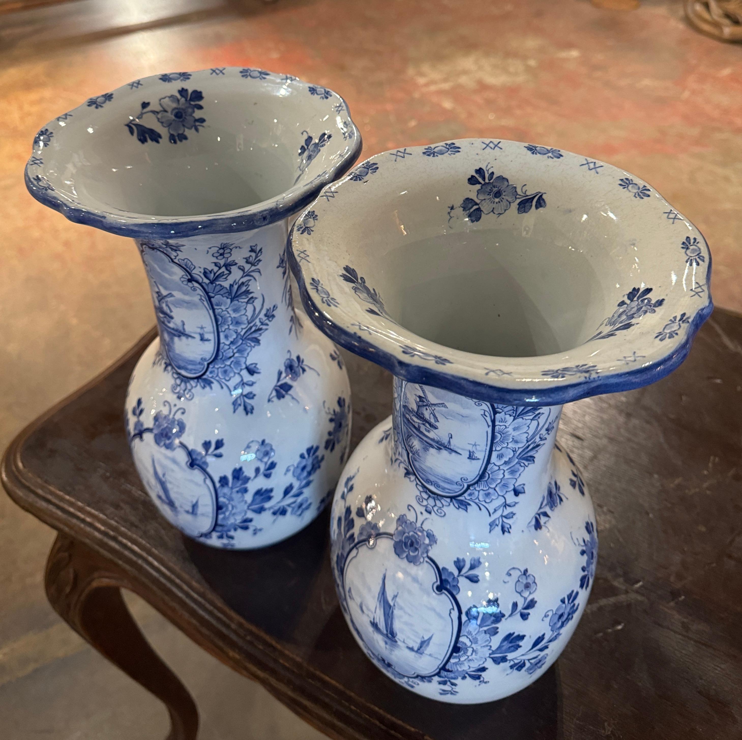 Néerlandais Paire de vases en faïence de Delft peints à la main en bleu et blanc, début du XXe siècle en vente