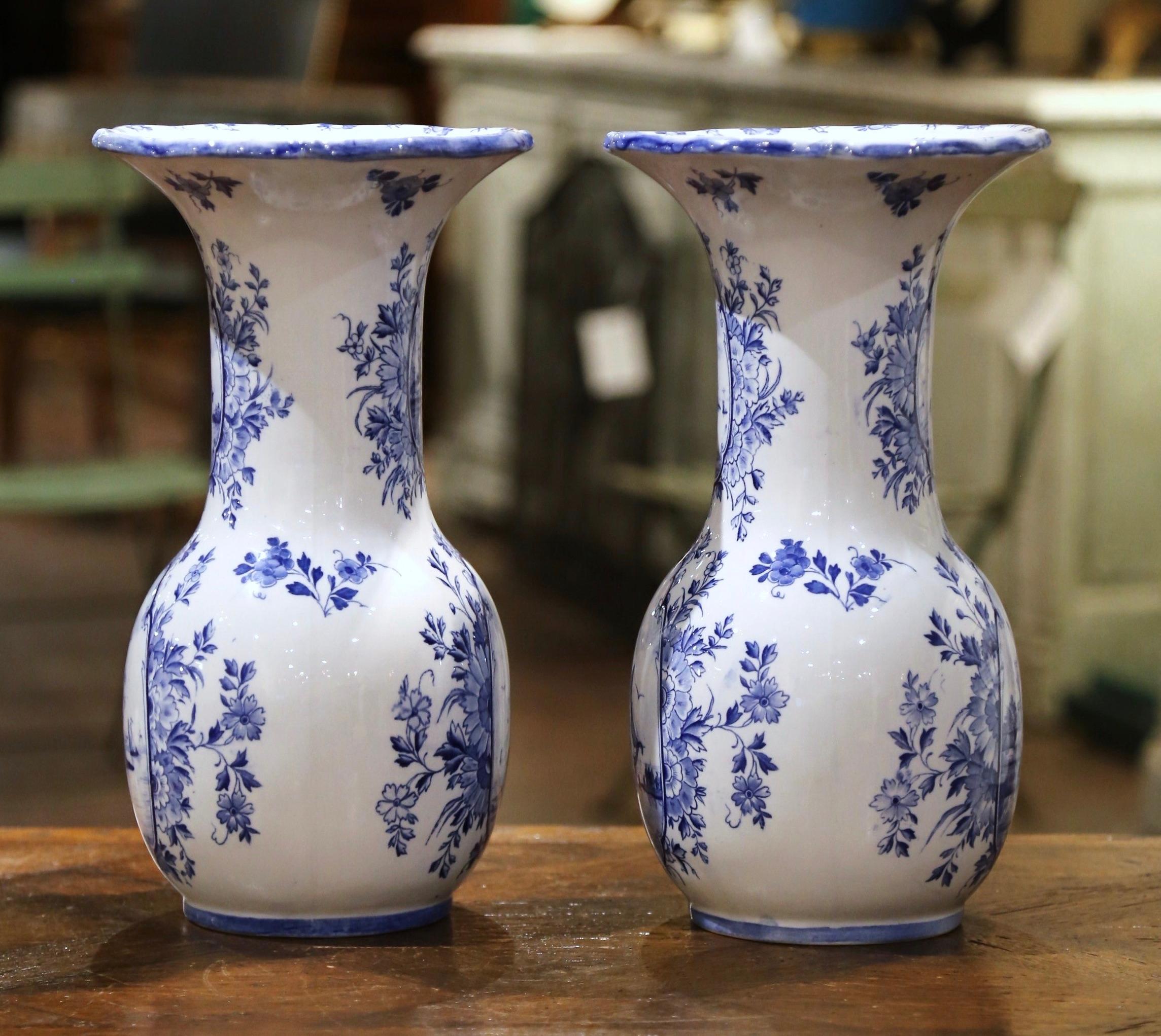 Pair of Early 20th Century Dutch Blue and White Hand Painted Faience Delft Vases In Excellent Condition In Dallas, TX
