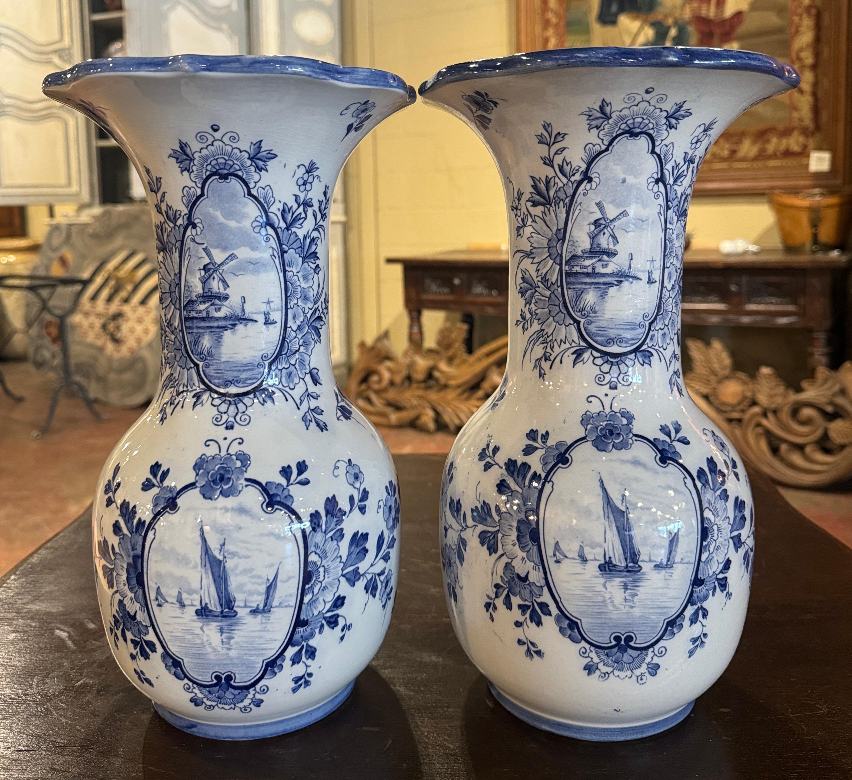 Fait main Paire de vases en faïence de Delft peints à la main en bleu et blanc, début du XXe siècle en vente
