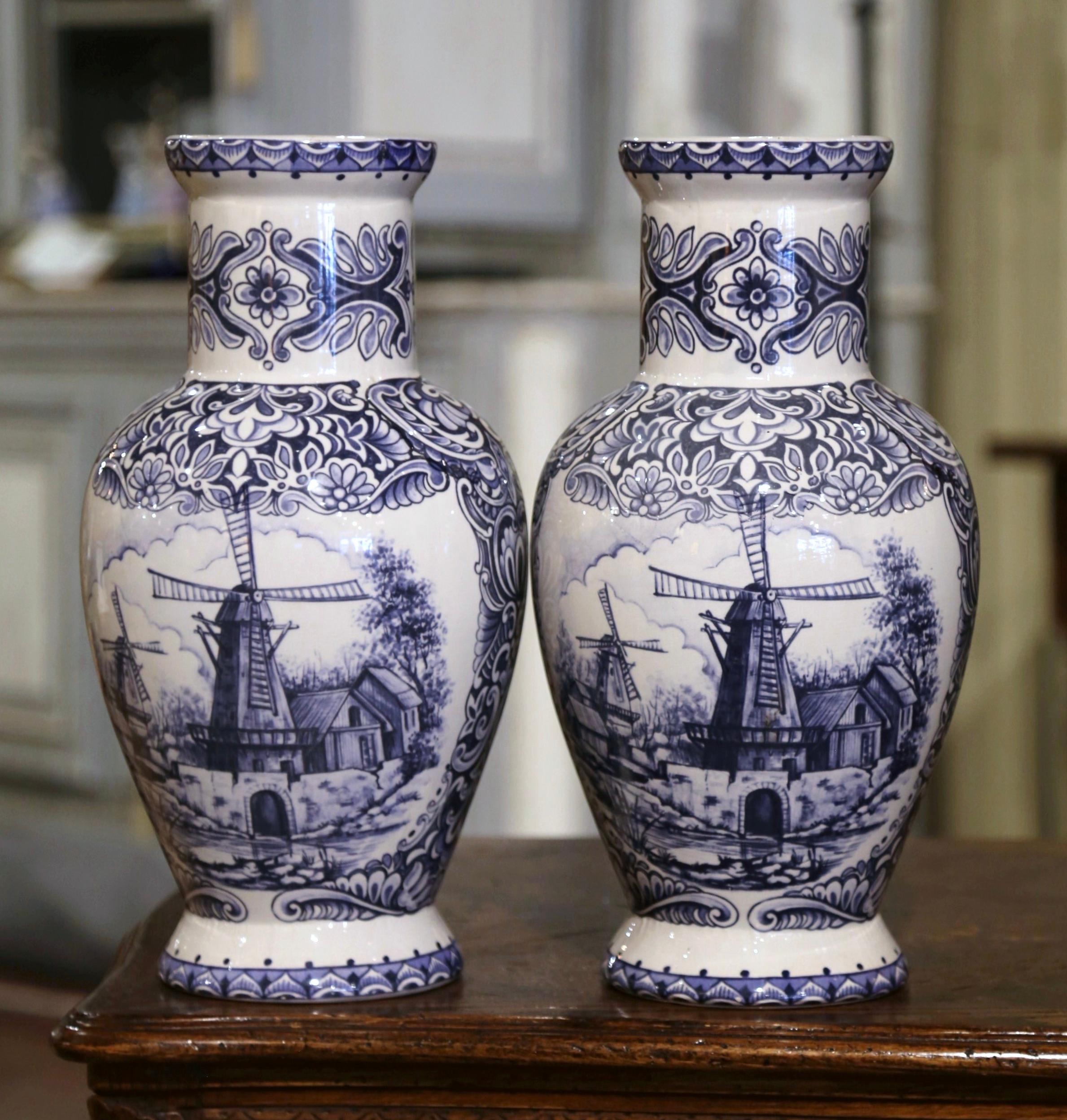 Paire de vases en faïence de Delft peints à la main en bleu et blanc, début du XXe siècle Excellent état - En vente à Dallas, TX