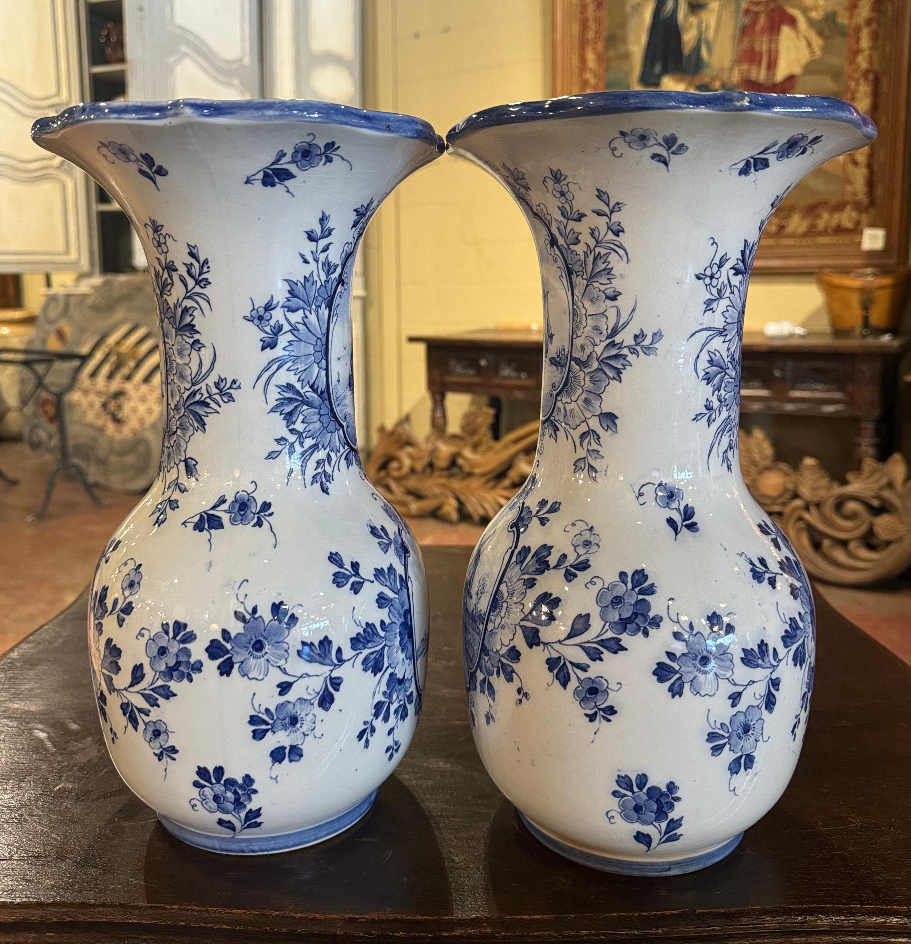 Paire de vases en faïence de Delft peints à la main en bleu et blanc, début du XXe siècle Excellent état - En vente à Dallas, TX