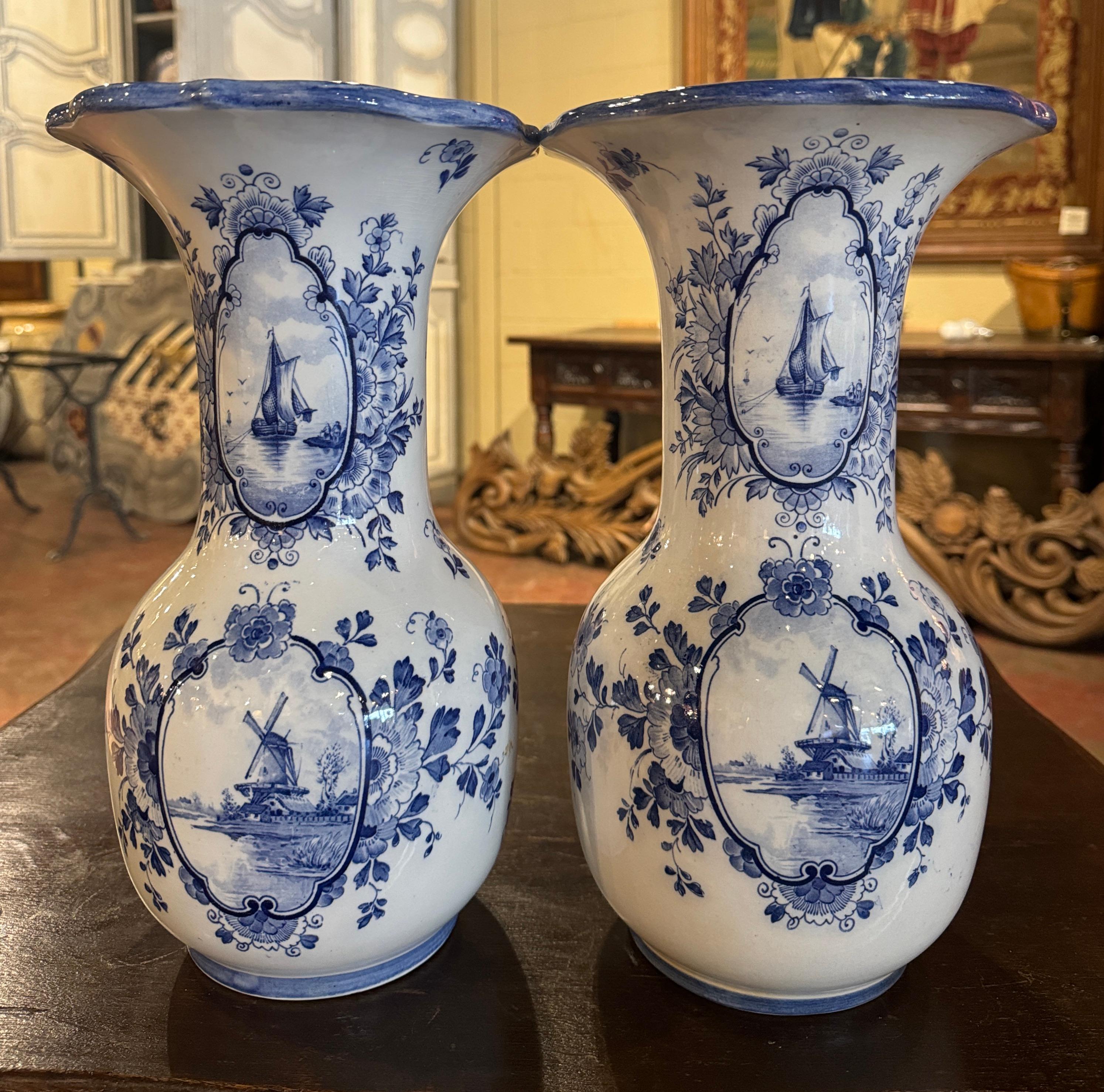 20ième siècle Paire de vases en faïence de Delft peints à la main en bleu et blanc, début du XXe siècle en vente