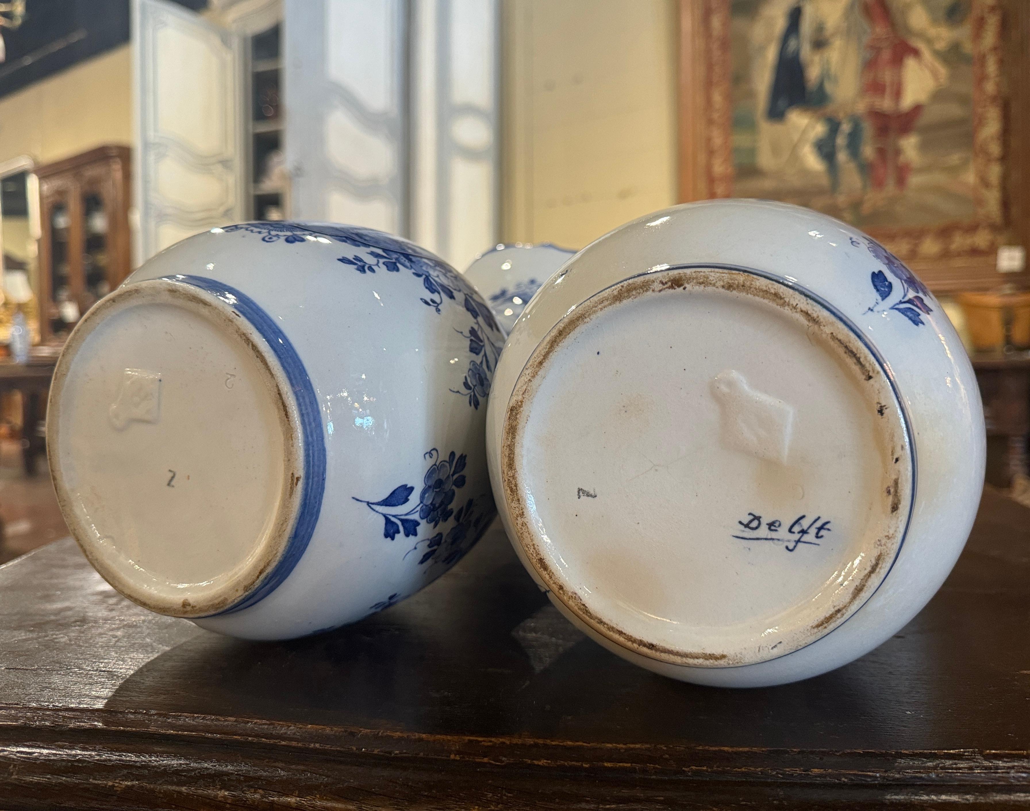 Céramique Paire de vases en faïence de Delft peints à la main en bleu et blanc, début du XXe siècle en vente