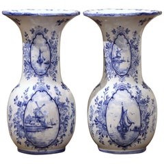 Paire de vases en faïence de Delft peints à la main en bleu et blanc:: début du XXe siècle