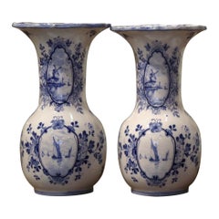 Pareja de jarrones holandeses de loza de Delft pintados a mano en azul y blanco de principios del siglo XX