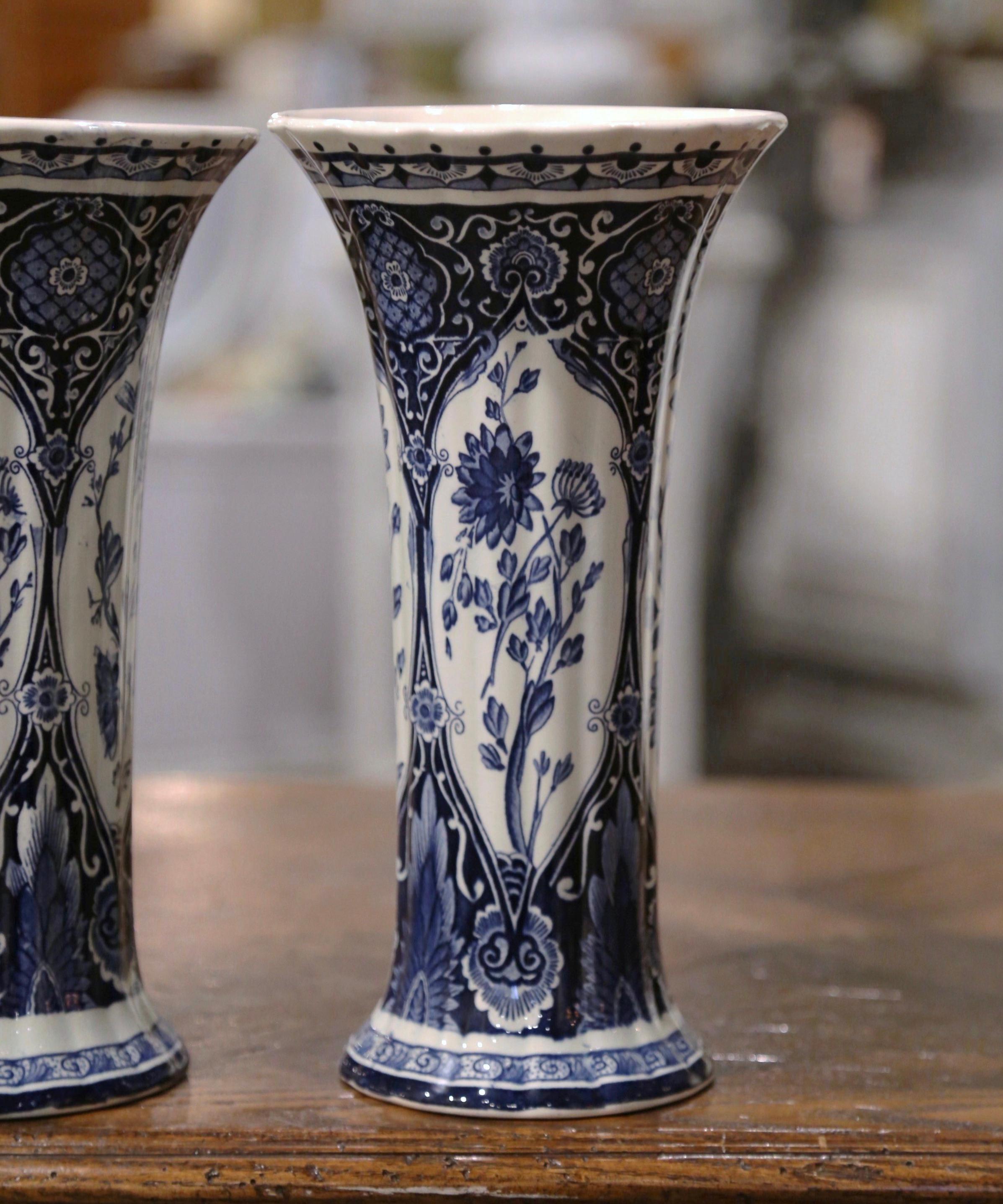 Pair of Early 20th Century Dutch Blue and White Trumpet Faience Delft Vases In Excellent Condition In Dallas, TX