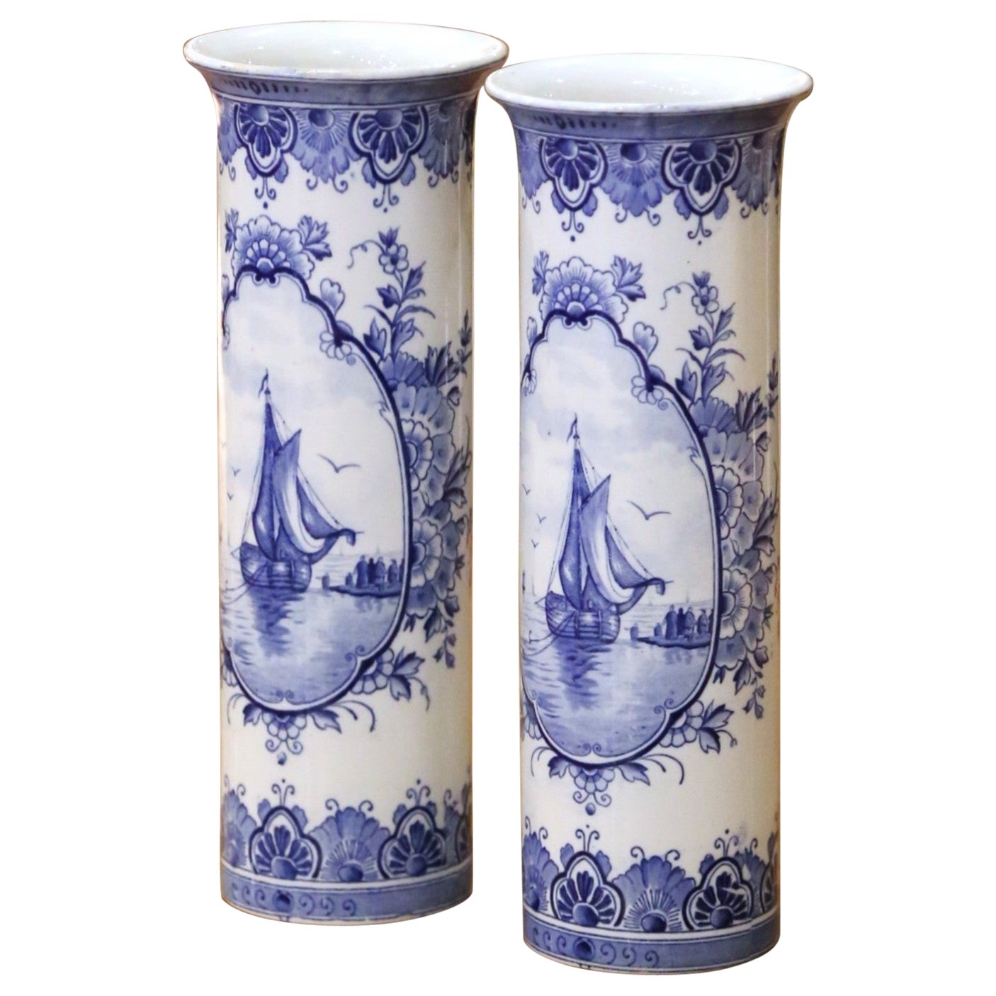 Paire de vases en faïence de Delft datant du début du XXe siècle, ornés de scènes représentant des voiliers