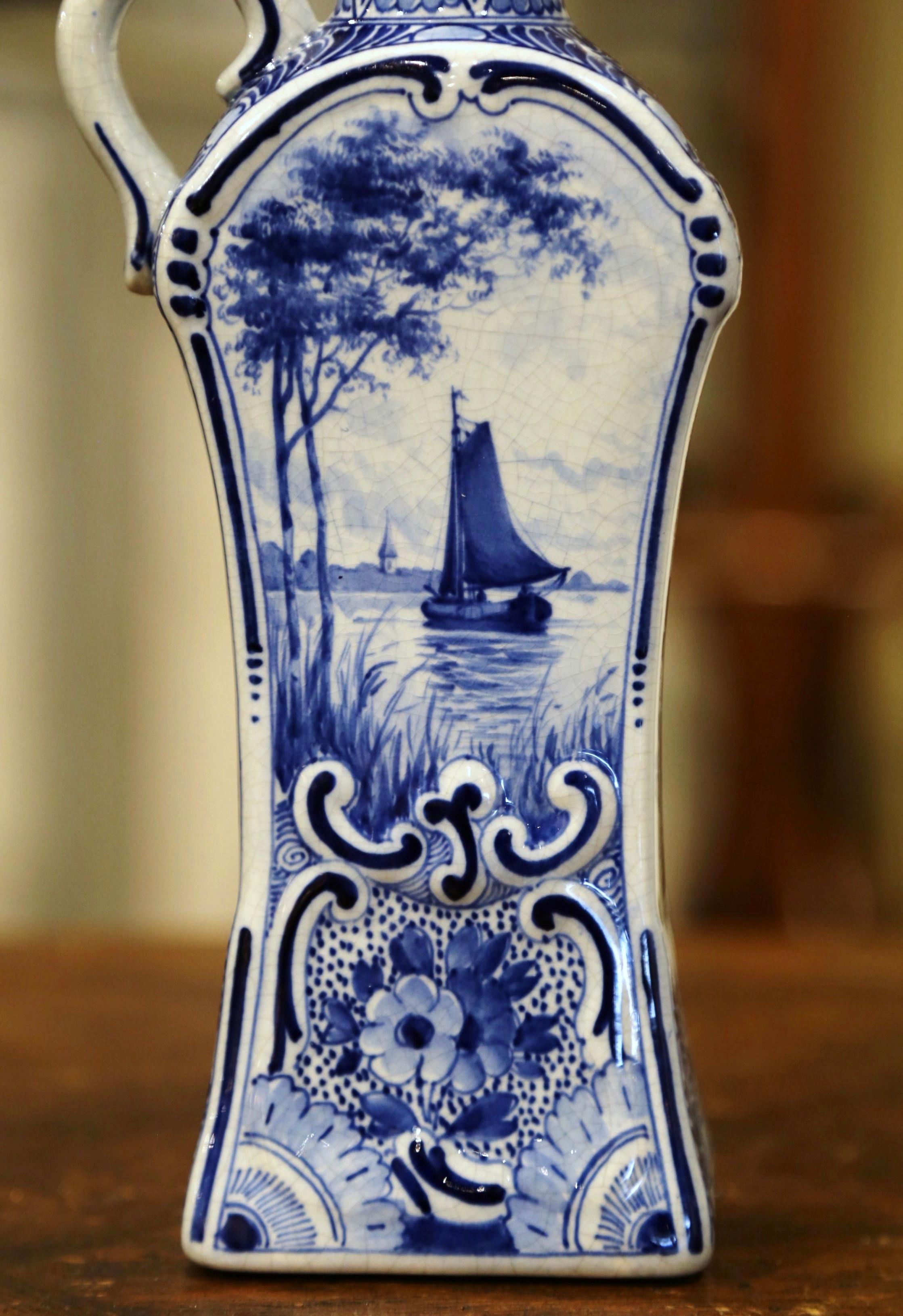 Olandese Coppia di bottiglie per olio o aceto in maiolica olandese dipinte all'inizio del XX secolo in vendita