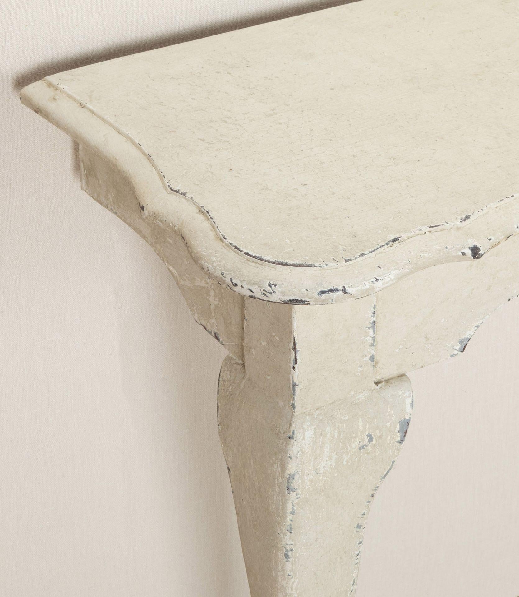 Gilt Pair of Early 20th Century Dutch Serpentine Form Console Tables For Sale