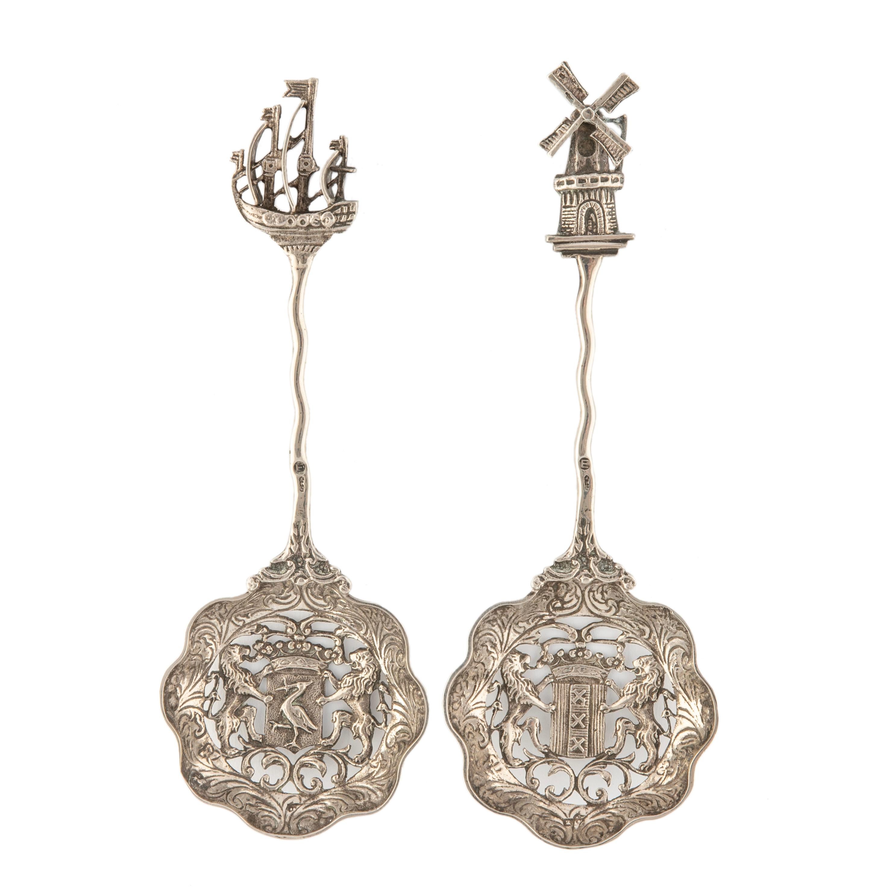 Paar niederländische Souvenir-Löffel aus Silber des frühen 20. Jahrhunderts (Revival) im Angebot