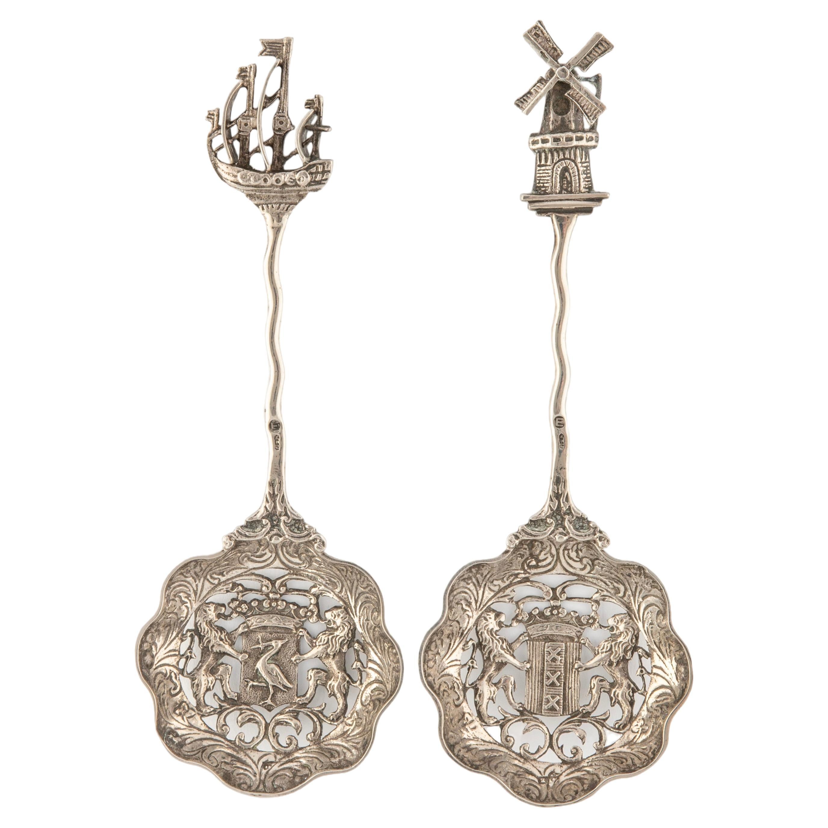 Paar niederländische Souvenir-Löffel aus Silber des frühen 20. Jahrhunderts