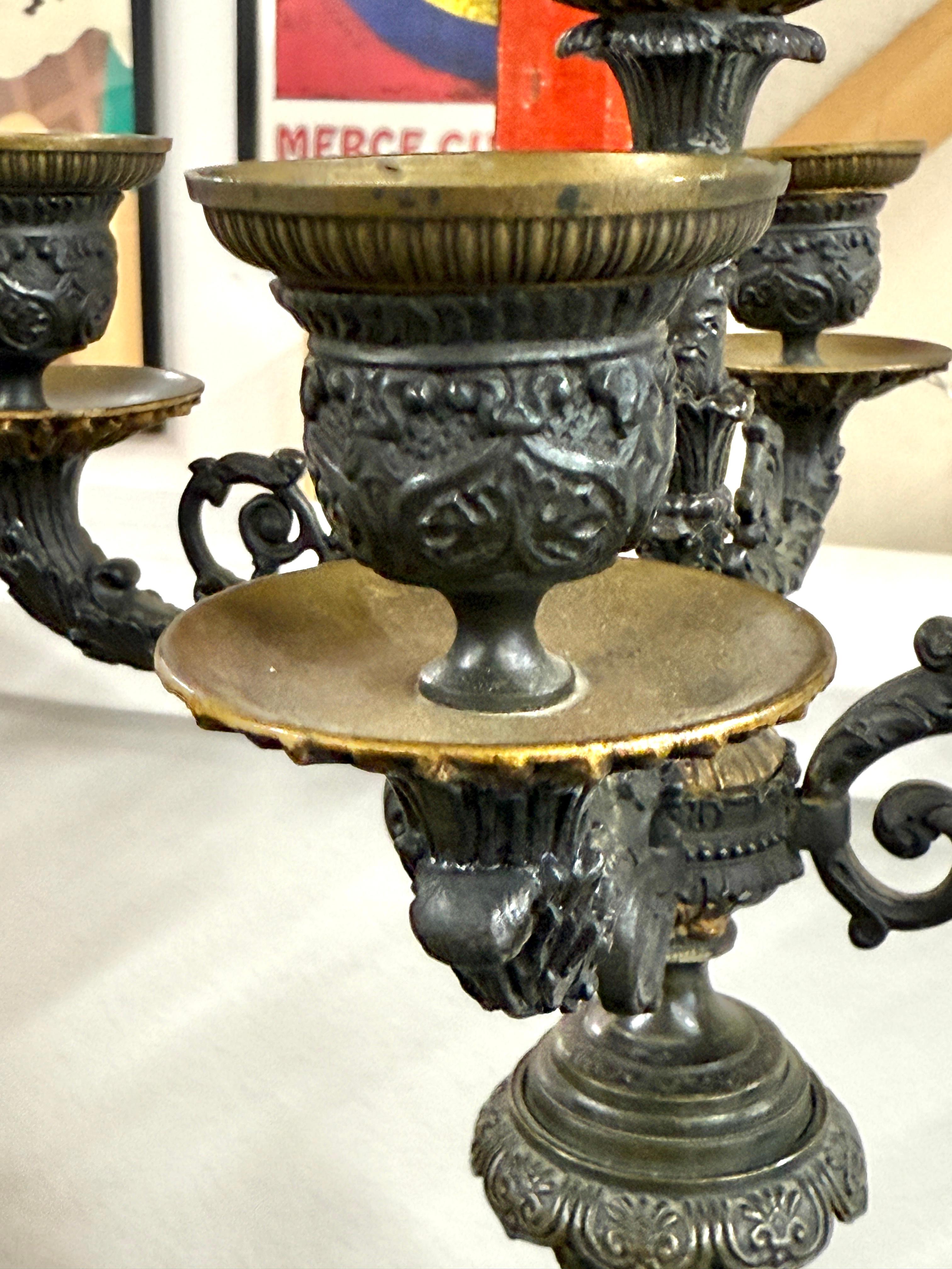 Coppia di candelabri in bronzo stile impero dei primi del Novecento in vendita 4