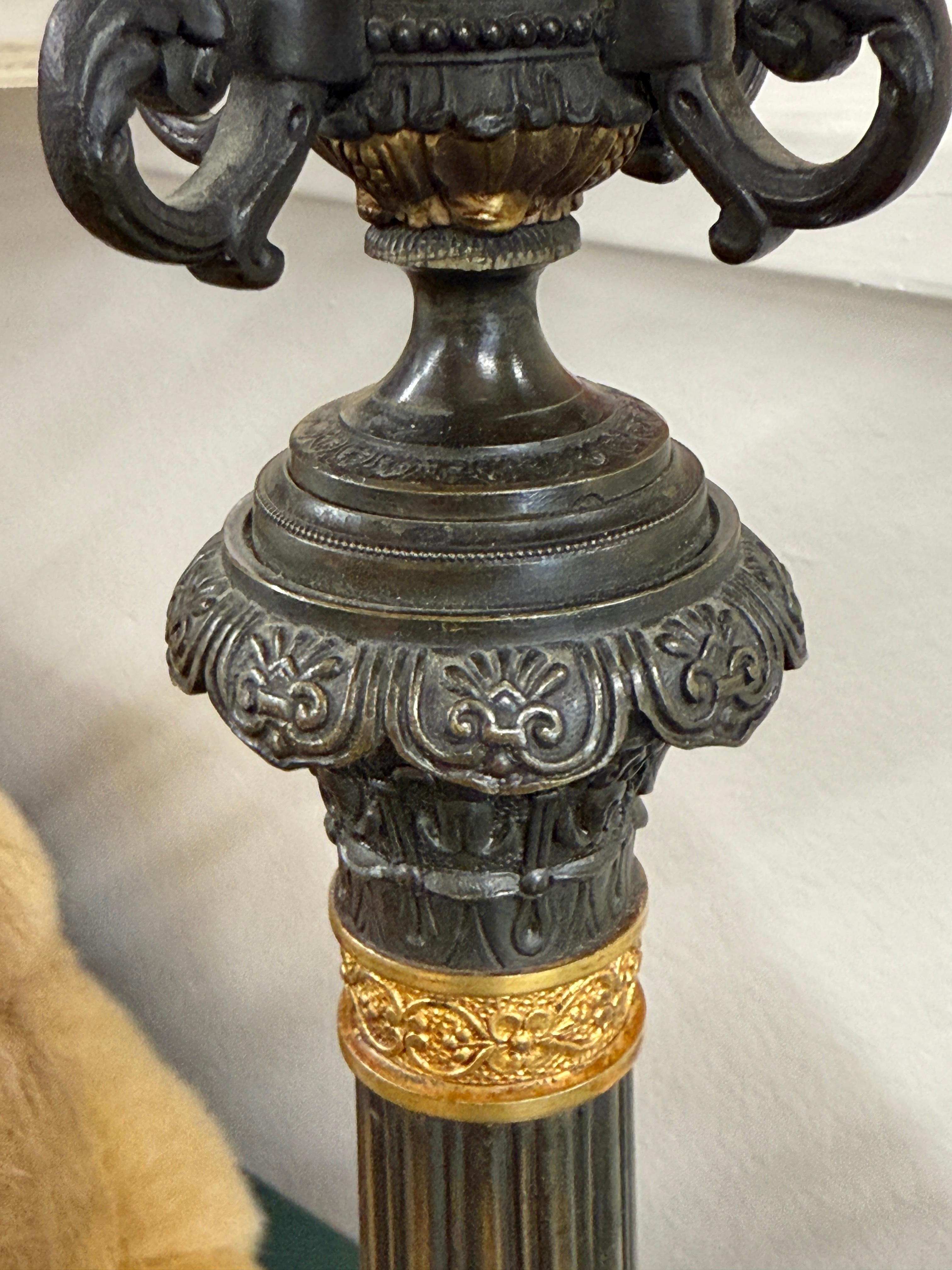 Coppia di candelabri in bronzo stile impero dei primi del Novecento in vendita 6