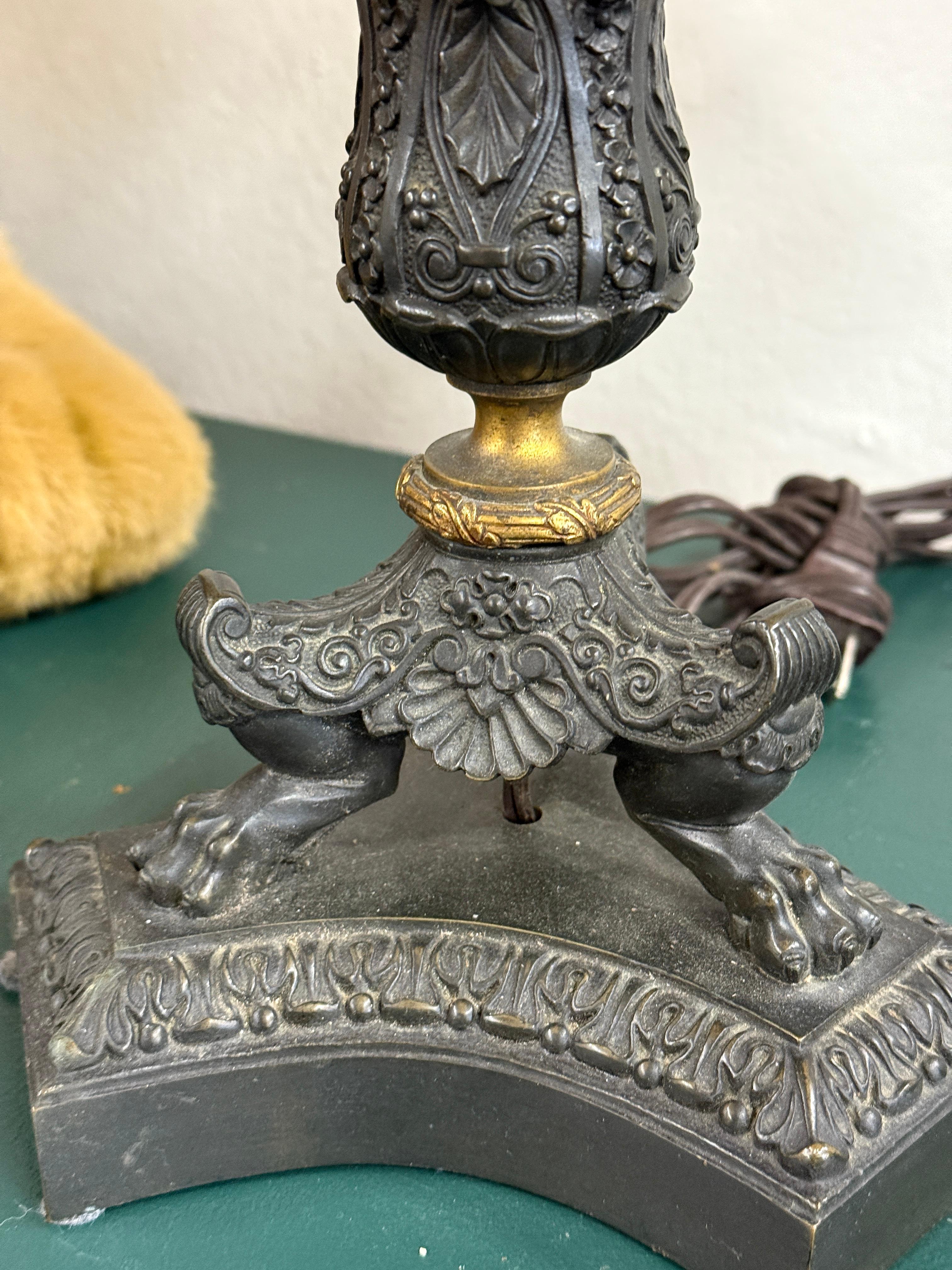 Coppia di candelabri in bronzo stile impero dei primi del Novecento in vendita 8