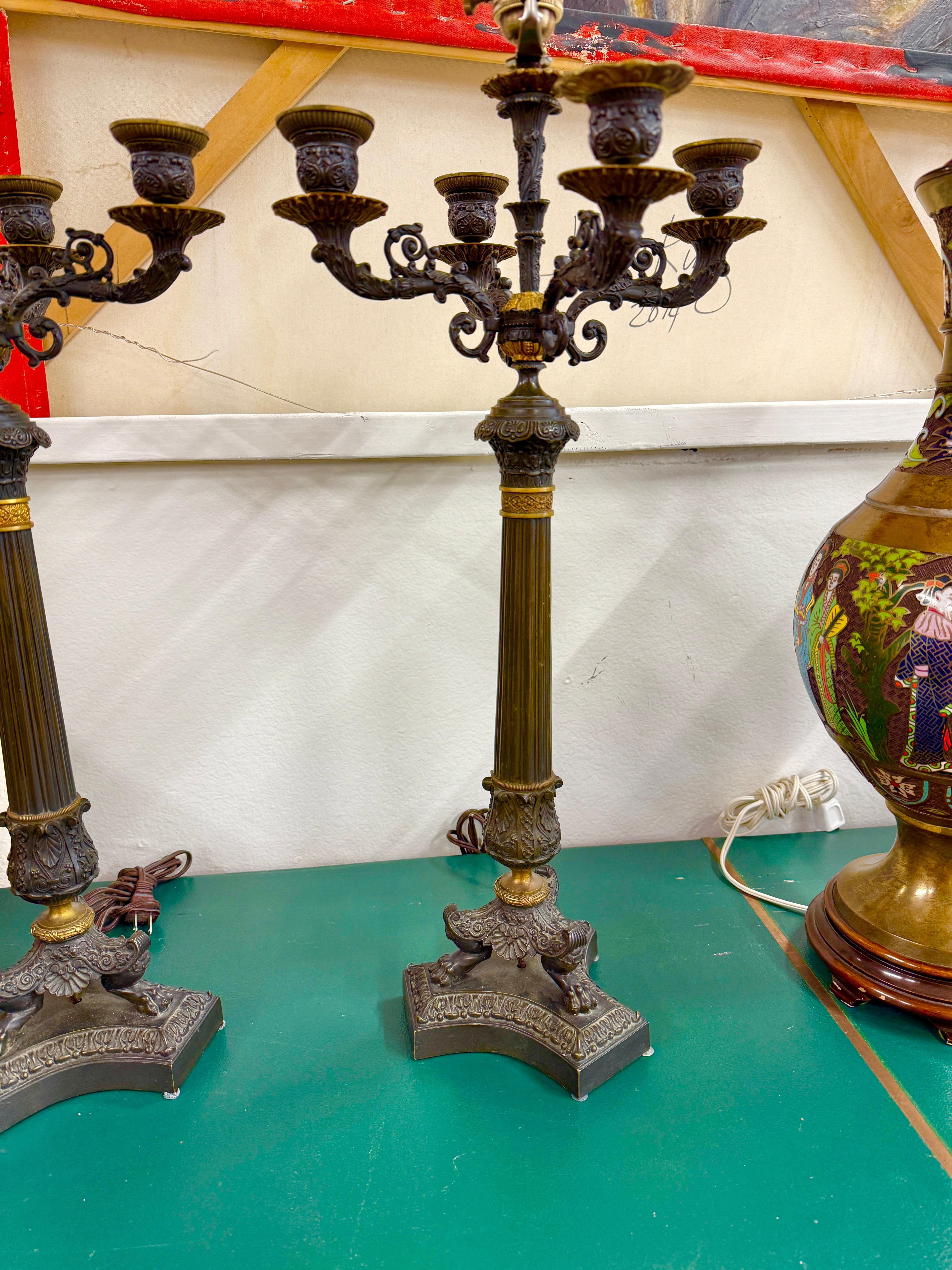 Francese Coppia di candelabri in bronzo stile impero dei primi del Novecento in vendita