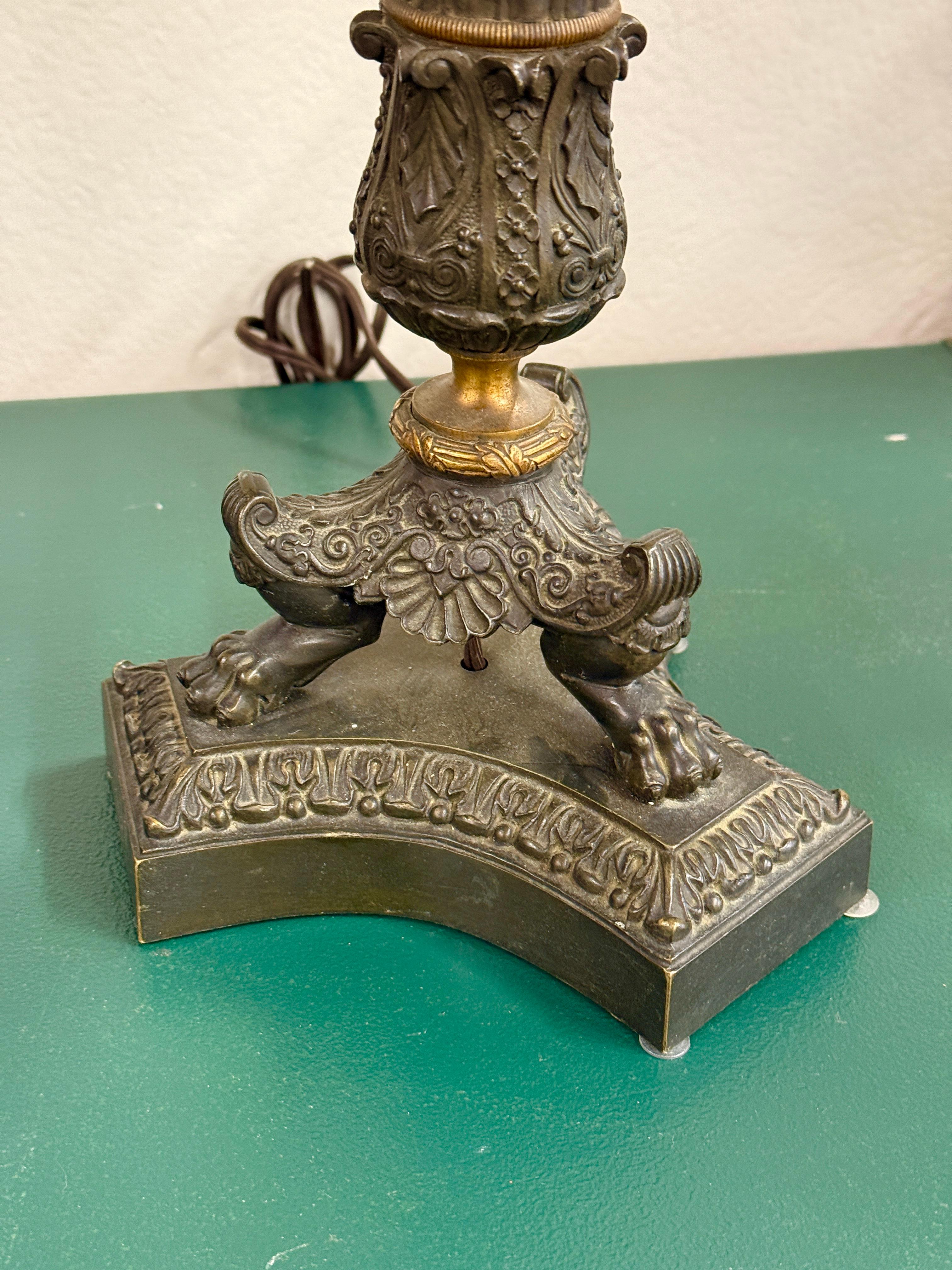 Fatto a mano Coppia di candelabri in bronzo stile impero dei primi del Novecento in vendita