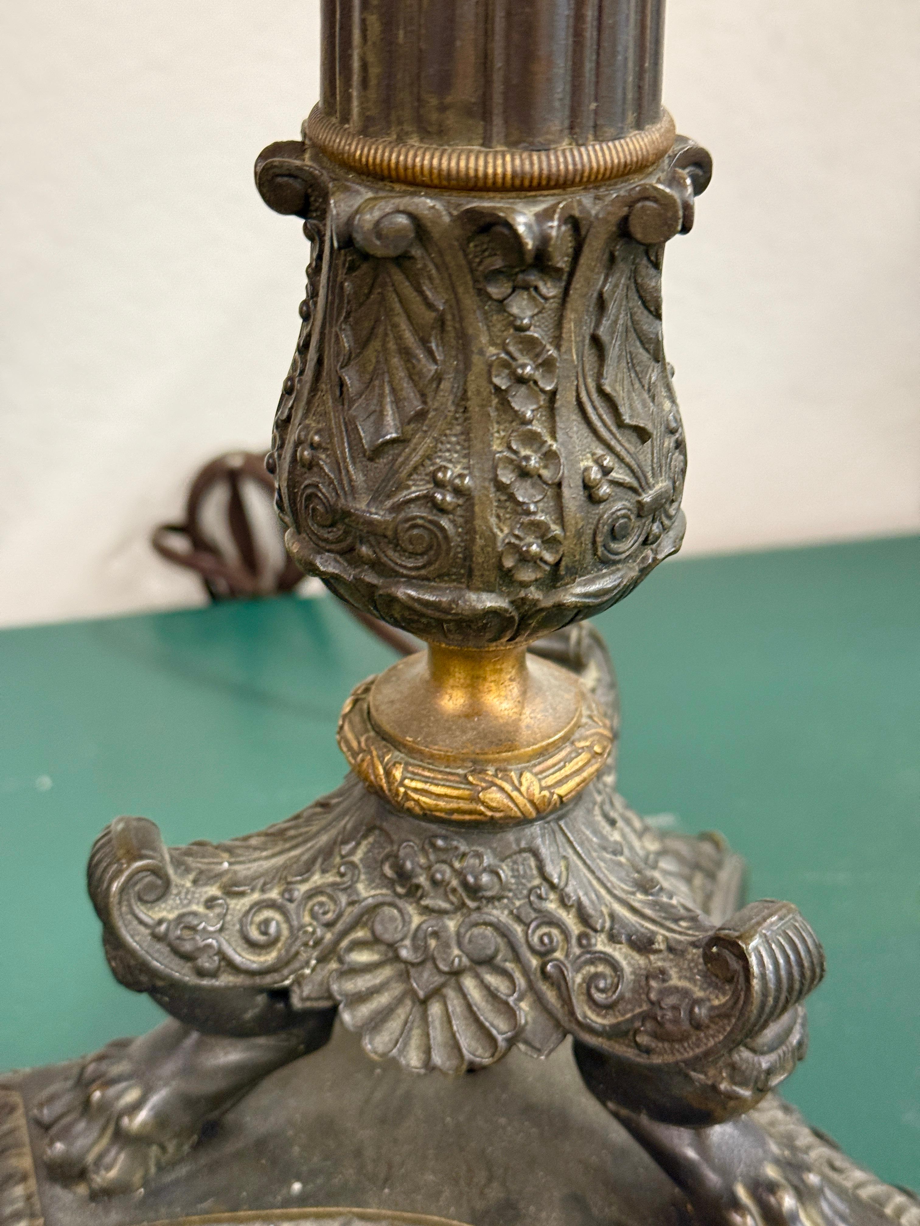Coppia di candelabri in bronzo stile impero dei primi del Novecento In condizioni buone in vendita a Palm Springs, CA