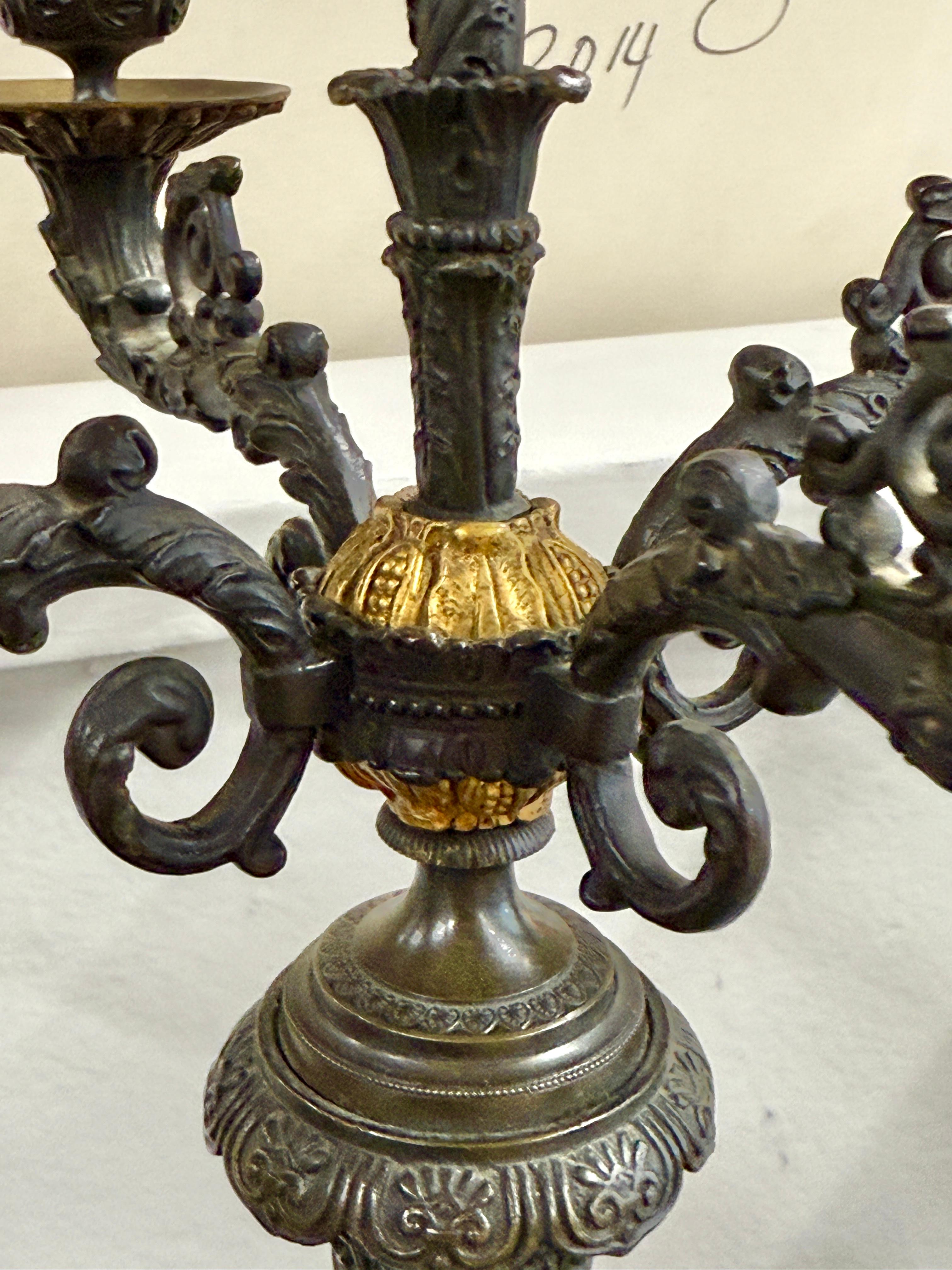 Ottone Coppia di candelabri in bronzo stile impero dei primi del Novecento in vendita