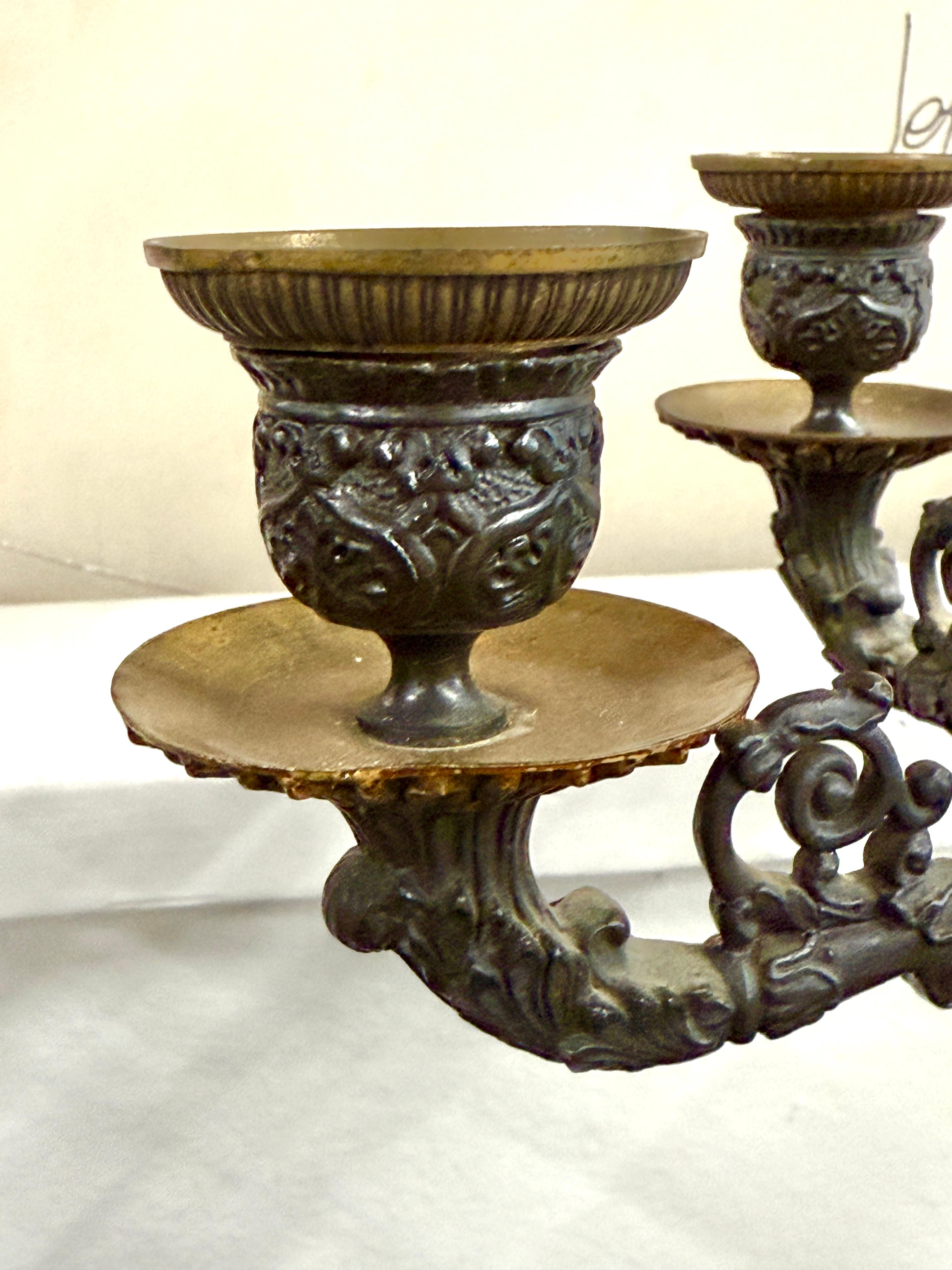 Coppia di candelabri in bronzo stile impero dei primi del Novecento in vendita 1