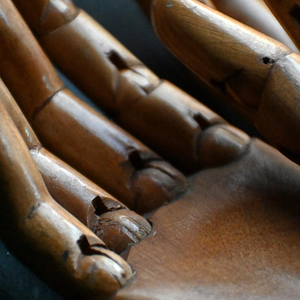 Pareja de manos de maniquí articuladas inglesas de pino de principios del siglo XX en venta 3