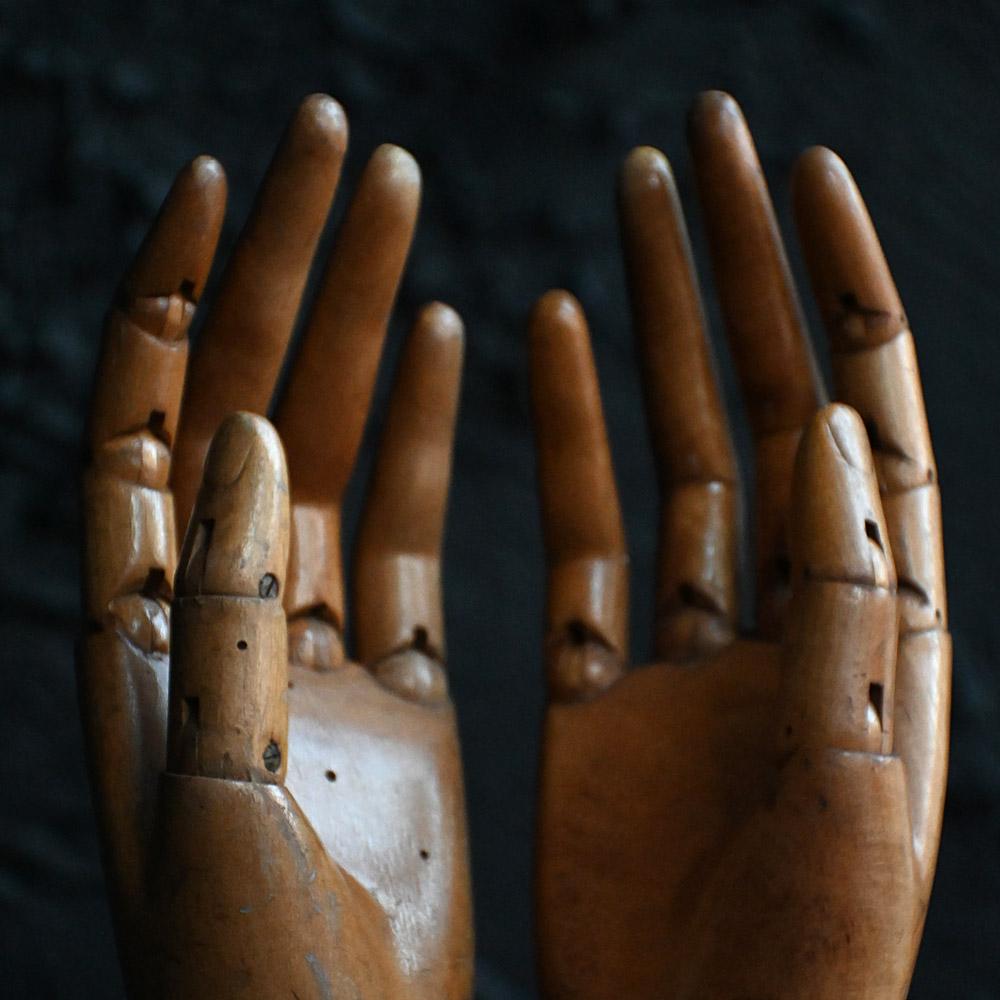 Pareja de manos de maniquí articuladas inglesas de pino de principios del siglo XX en venta 1