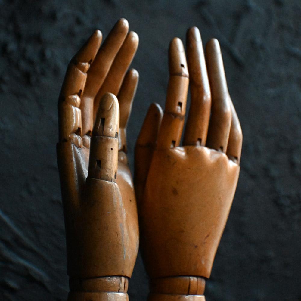 Pareja de manos de maniquí articuladas inglesas de pino de principios del siglo XX en venta 2