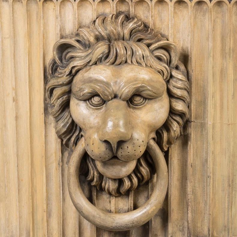 Paire de jardinières néoclassiques sculptées à la main
Par Lenygon & Abbot

Dérivées des sarcophages romains, ces jardinières sculptées reposent sur des pieds en patte de lion, les corps ovales cannelés étant habillés de masques de lion.
Circa