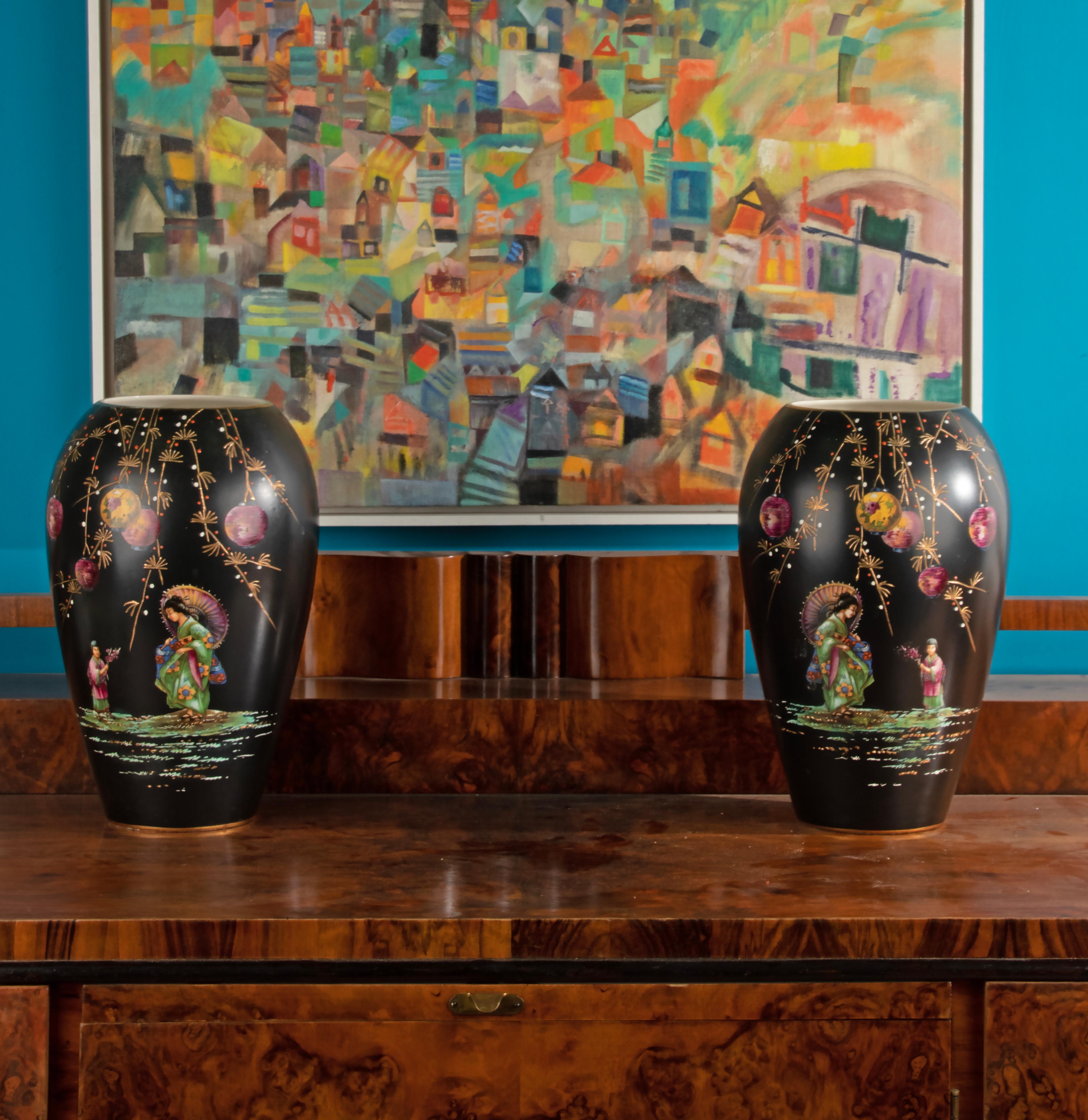 Art déco Paire de vases en céramique anglaise du début du XXe siècle en vente