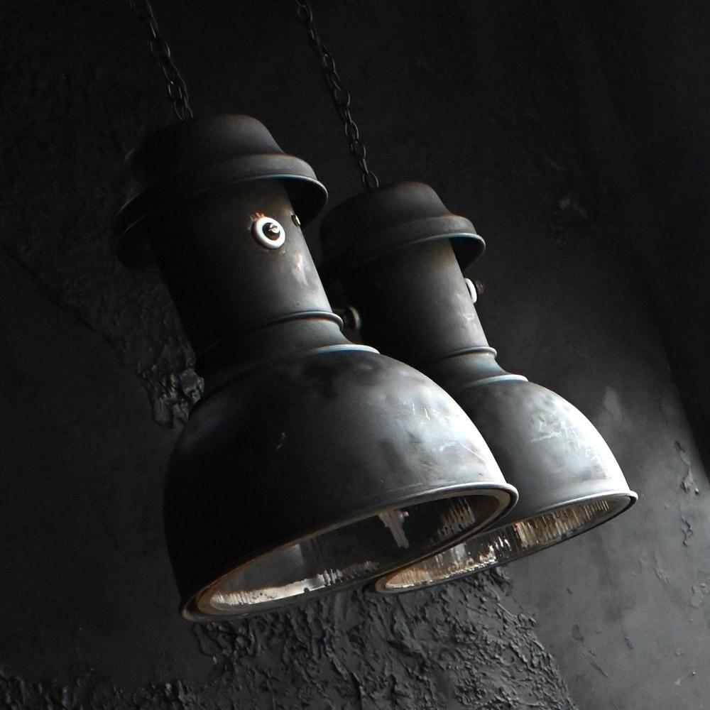Coppia di luci di fabbrica in rame e vetro dei primi del Novecento inglese
 
Una coppia di pendenti in rame e vetro di mercurio inglese dei primi del Novecento, altamente decorativi e di buona forma. Recentemente è stato ricablato con una fonte di