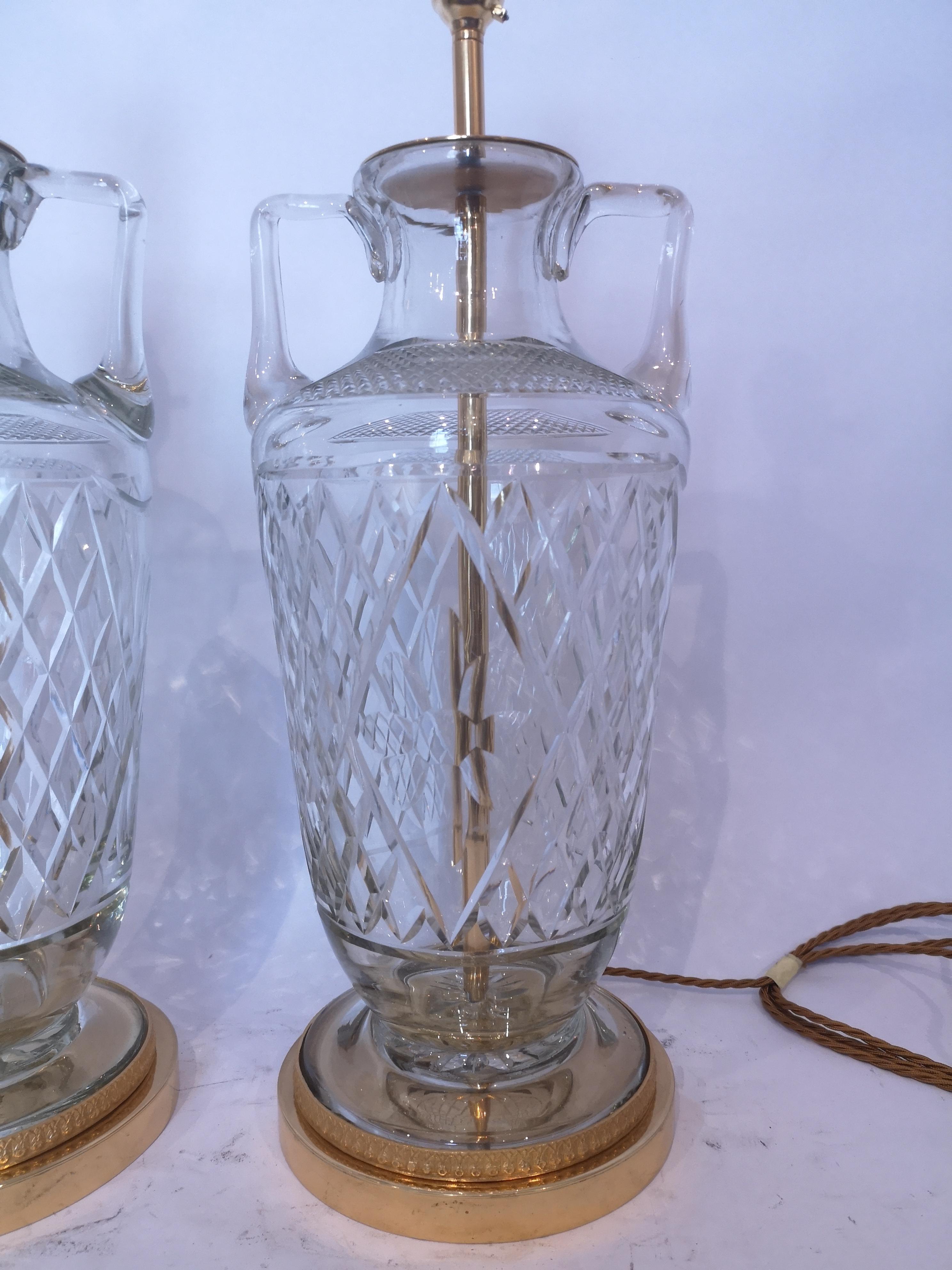 A good scale pair of early 20th century cut crystal lamps. With diamond pattern cutting and central bevelled flower pattern. Mounted on gilt bronze bases.
English, circa 1920.