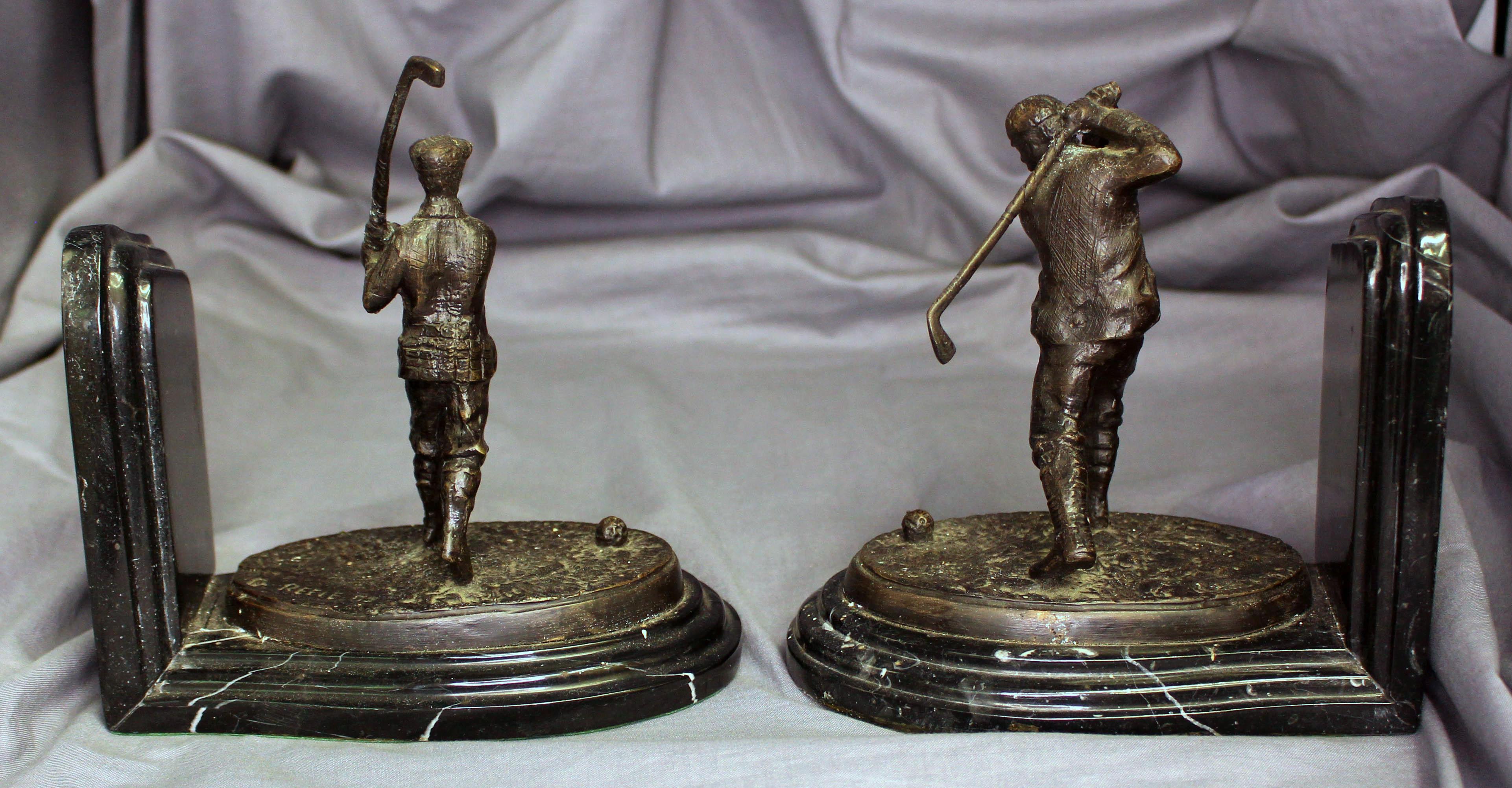 Pair of Early 20th Century English Golfer Bronze & Marble Bookends (Moderne der Mitte des Jahrhunderts) im Angebot