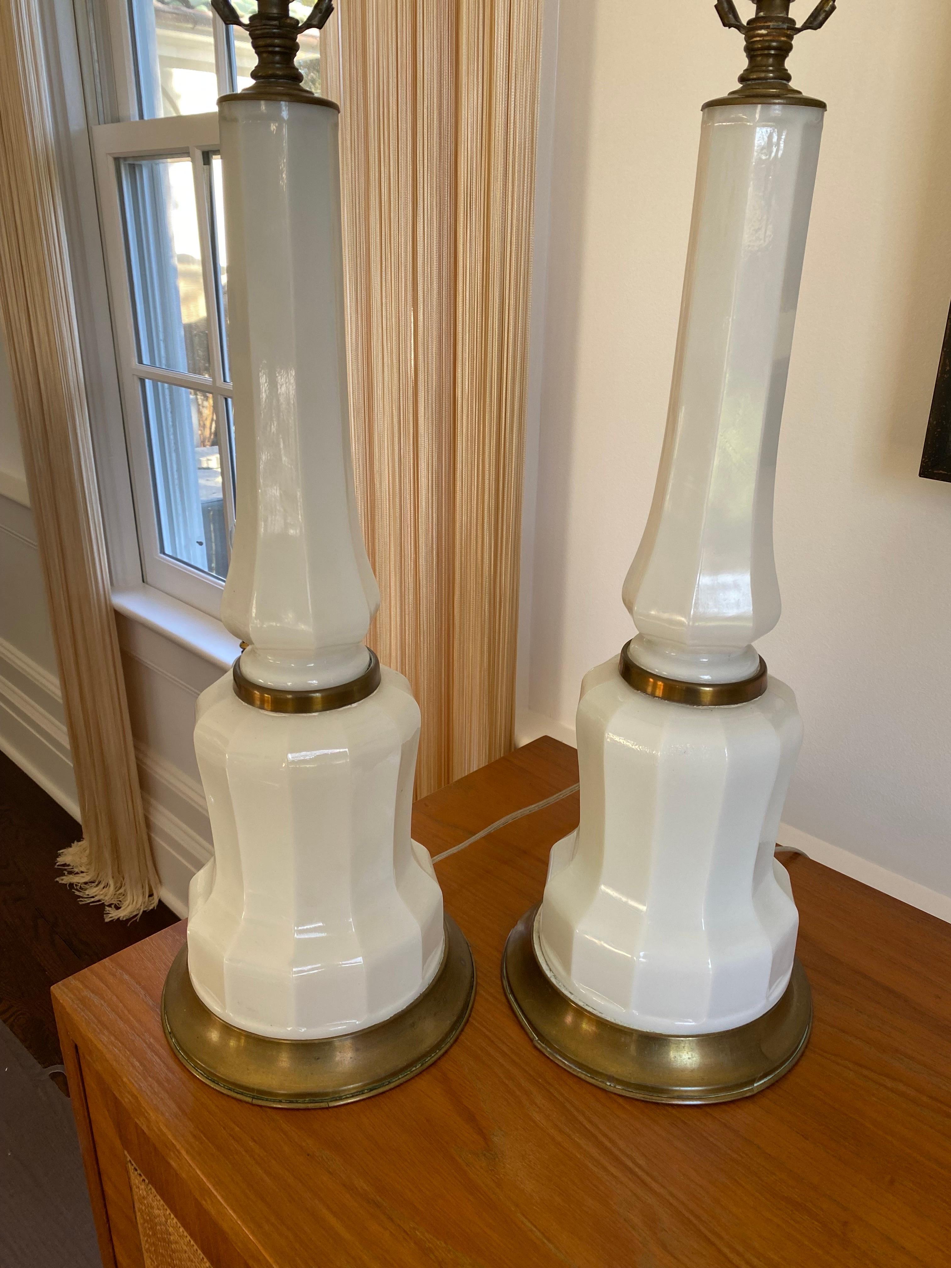 Paar englische Milchglaslampen des frühen 20. Jahrhunderts. 
Ein schönes Paar weißer Milchglaslampen mit Messingbeschlägen. Frühe 1900er Jahre. Neu verkabelt, funktioniert. 
Empfohlene 60-Watt-Glühbirnen. Keine Schattierungen.

32 5/8