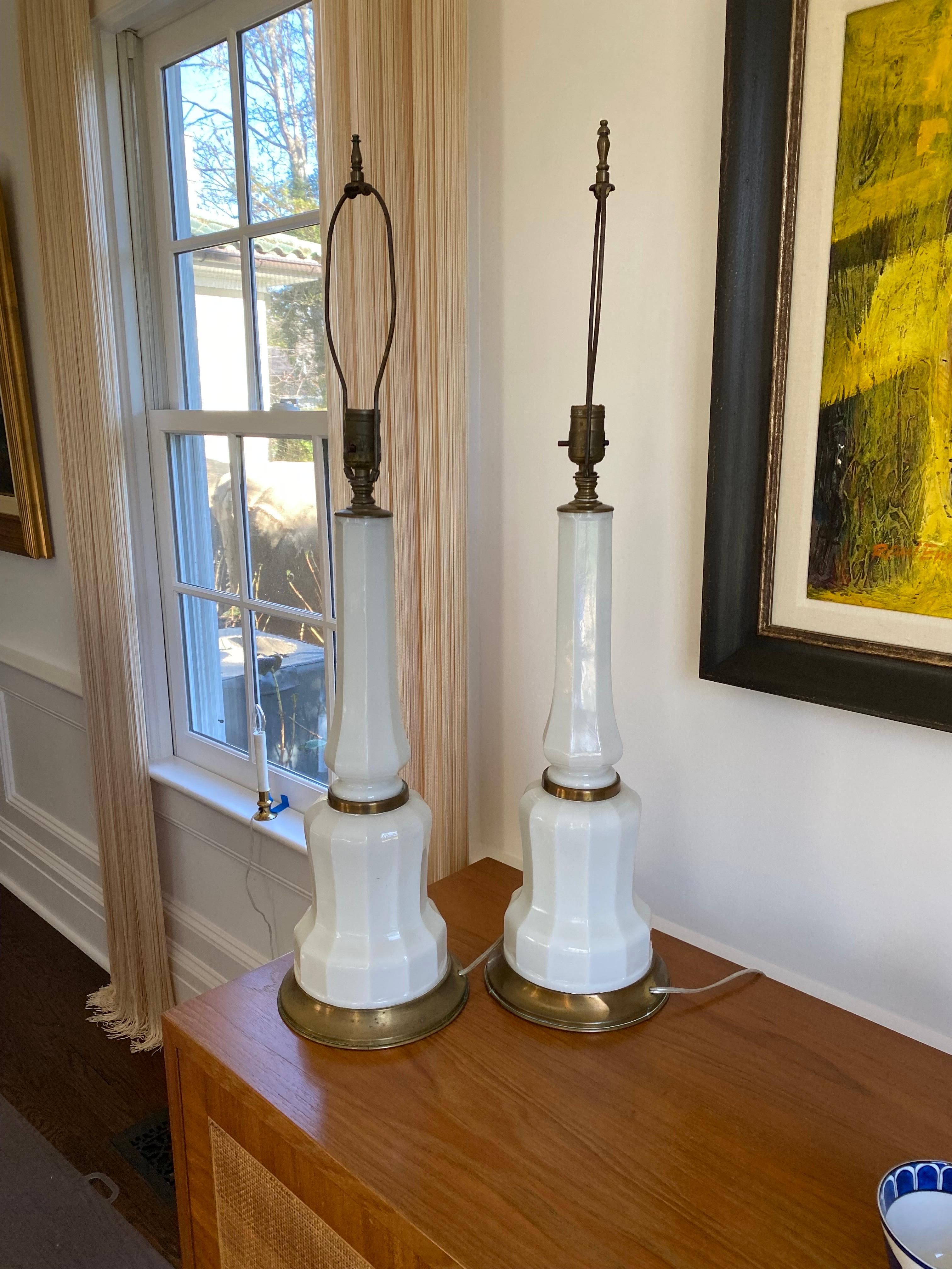 Pair of Early 20th Century English Milk Glass Lamps For Sale 1