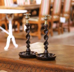 Par de candelabros ingleses de roble y latón con motivos de espiga, de principios del siglo XX