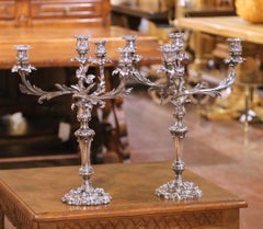 Pareja de candelabros rococó de cuatro brazos bañados en plata inglesa de principios del siglo XX