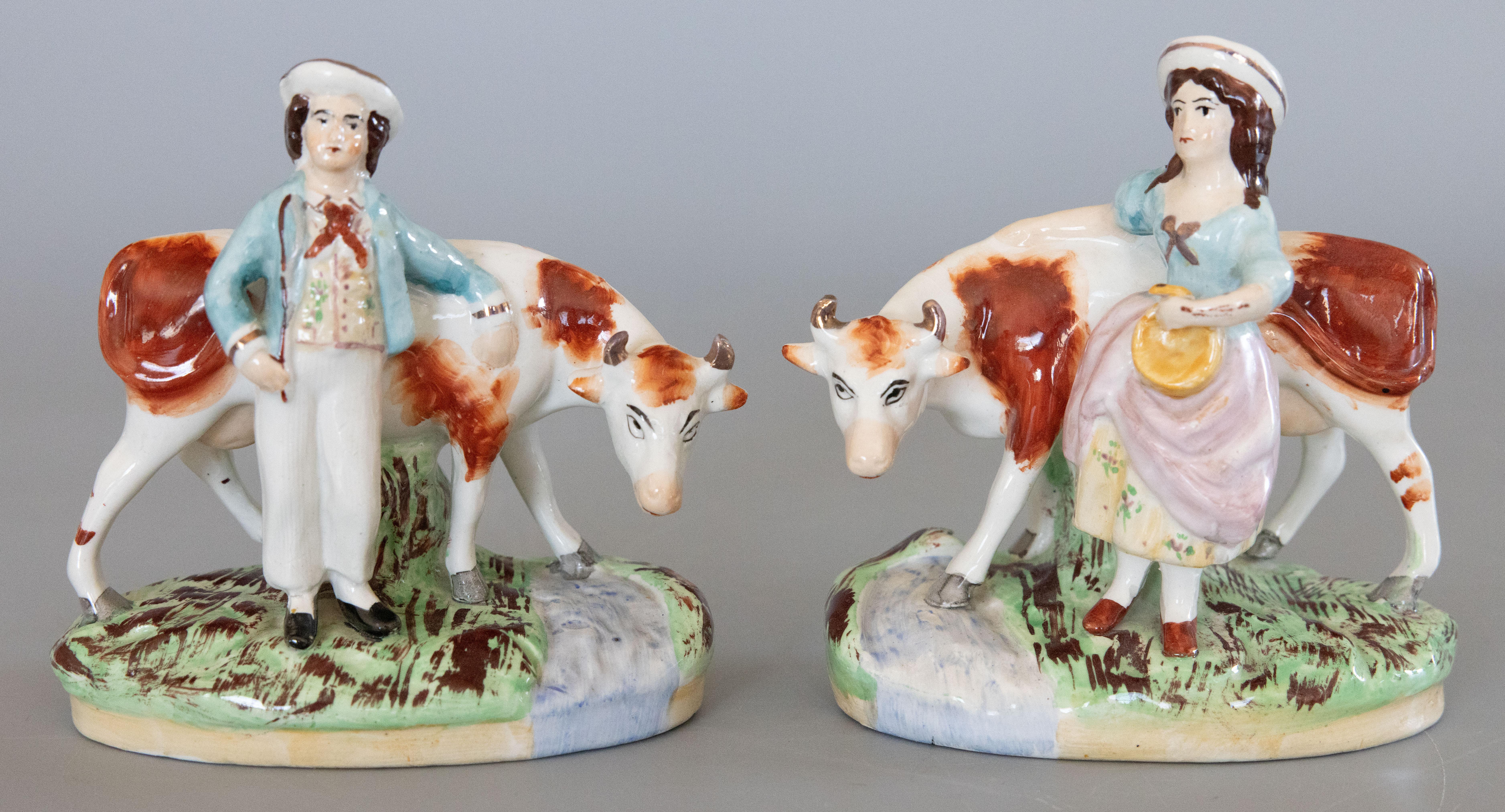 Paire de figurines anglaises du début du 20e siècle, Staffordshire garçon et fille vache en vente 3