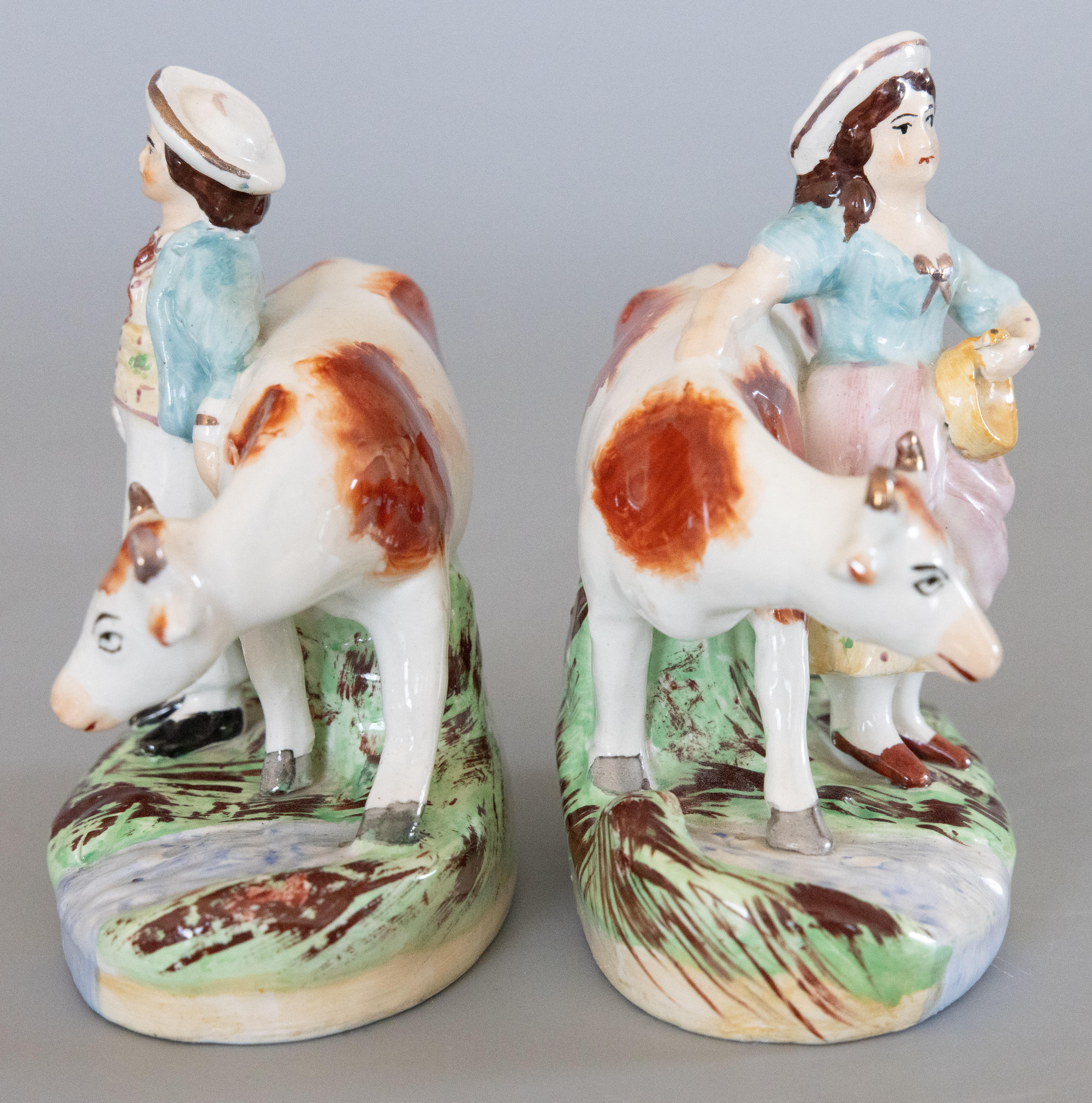 Peint à la main Paire de figurines anglaises du début du 20e siècle, Staffordshire garçon et fille vache en vente