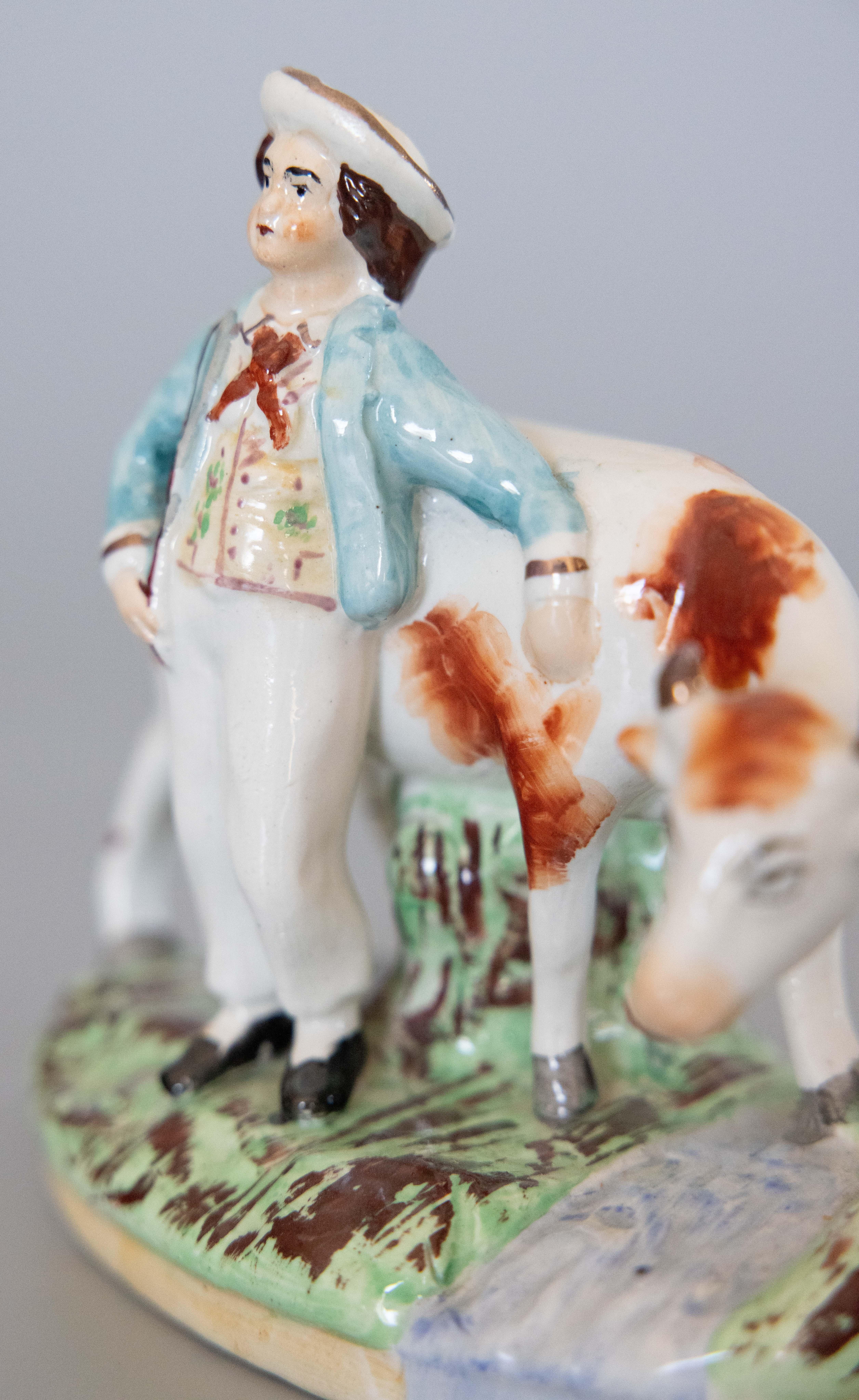Céramique Paire de figurines anglaises du début du 20e siècle, Staffordshire garçon et fille vache en vente